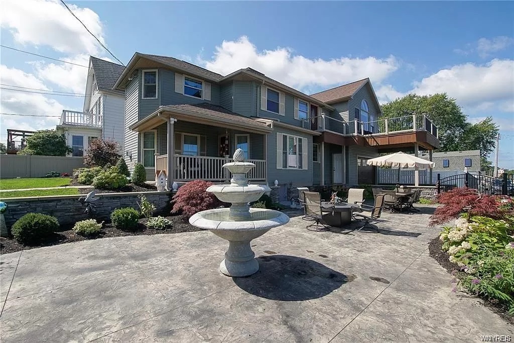 Sunset Lake House in Olcott Beach, NY Houses for Rent in Burt, New