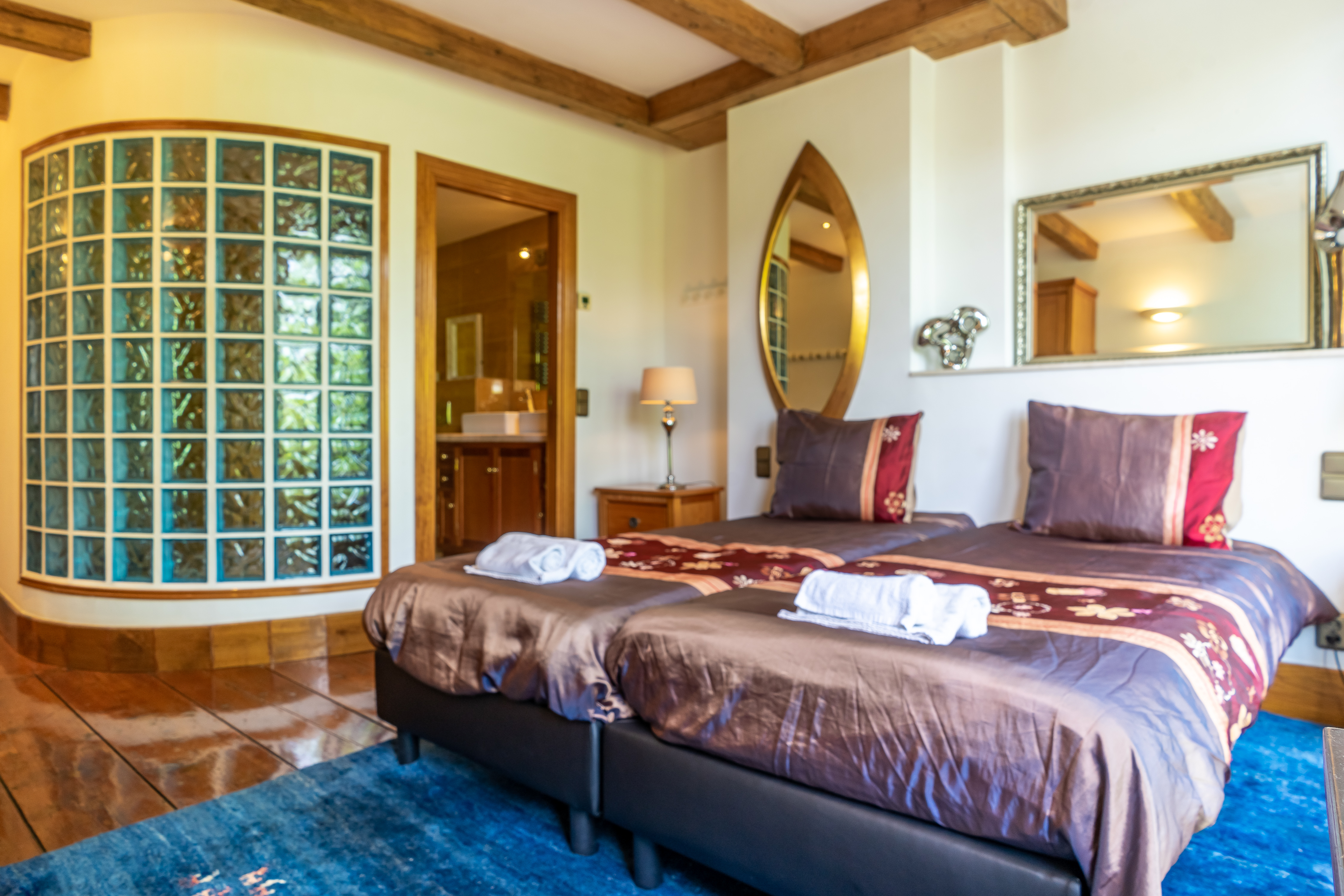 Cosy and luxurious room with canal view โ Amsterdam stay