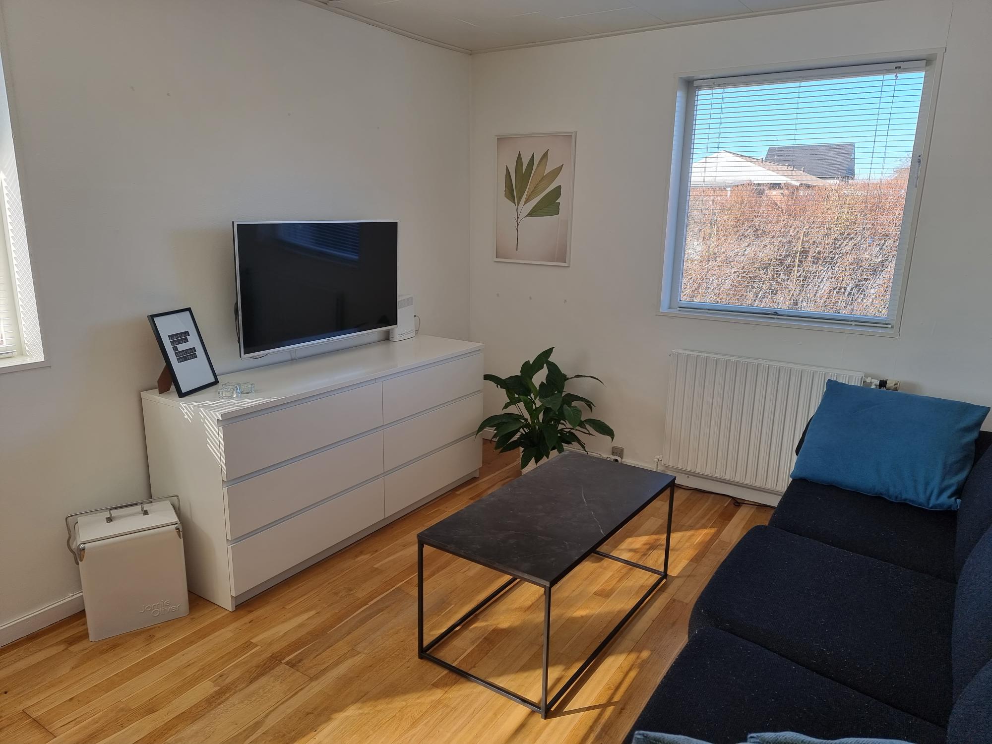 Simple 1 Bedroom Half-House, Free Parking & Garden