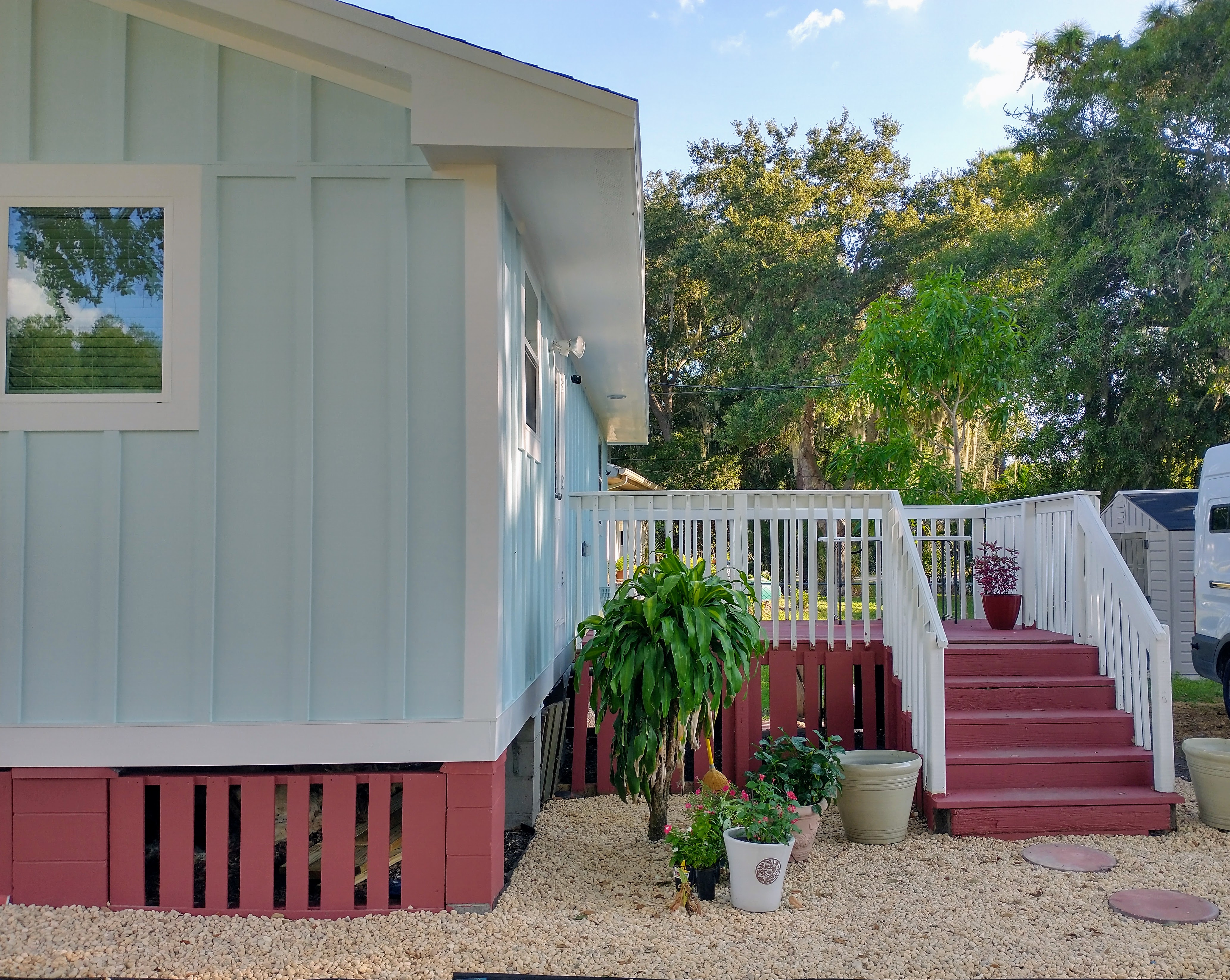 Cheerful, sparkling 2 bedroom cottage, 1.8 miles from beach