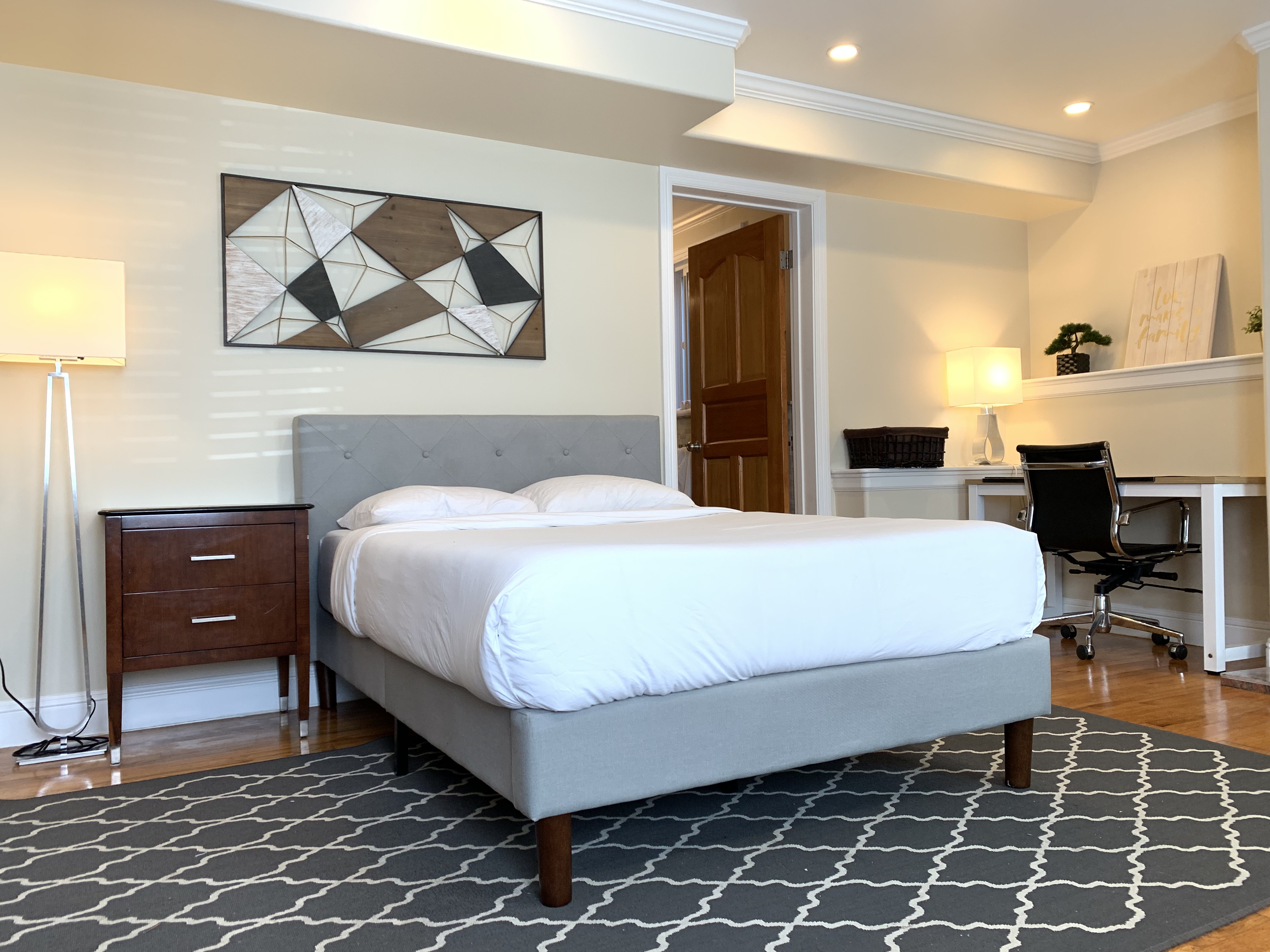 Modern Cozy Couples Getaway | Walkable &Convenient