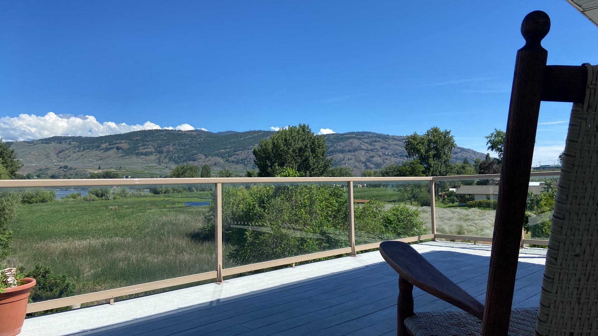 Lake adjacent apartment