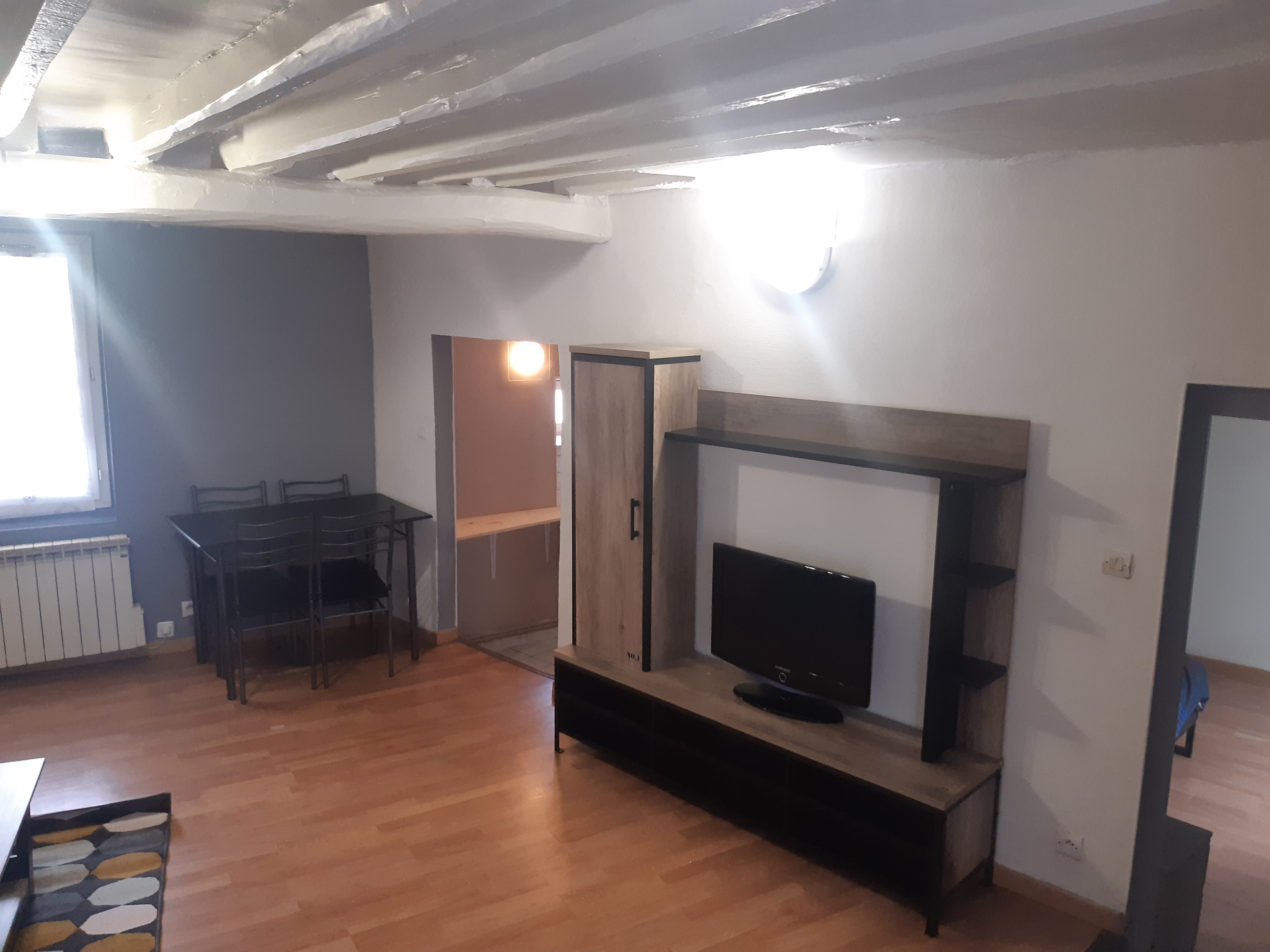 Chartres, nice renovated apartment near train station. Apartments for