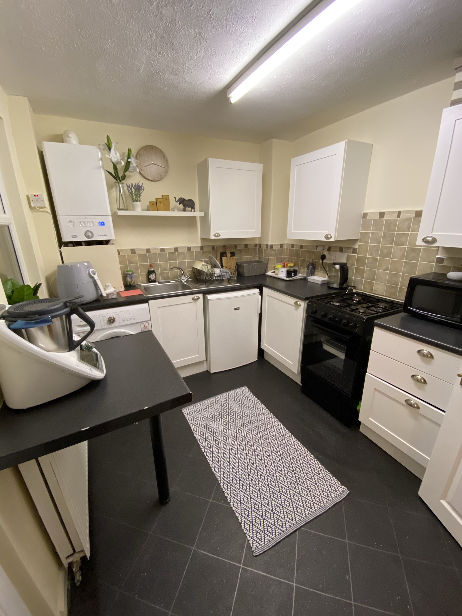 Cheerful 1 king size bedroom, super comfortable. Houses for Rent in