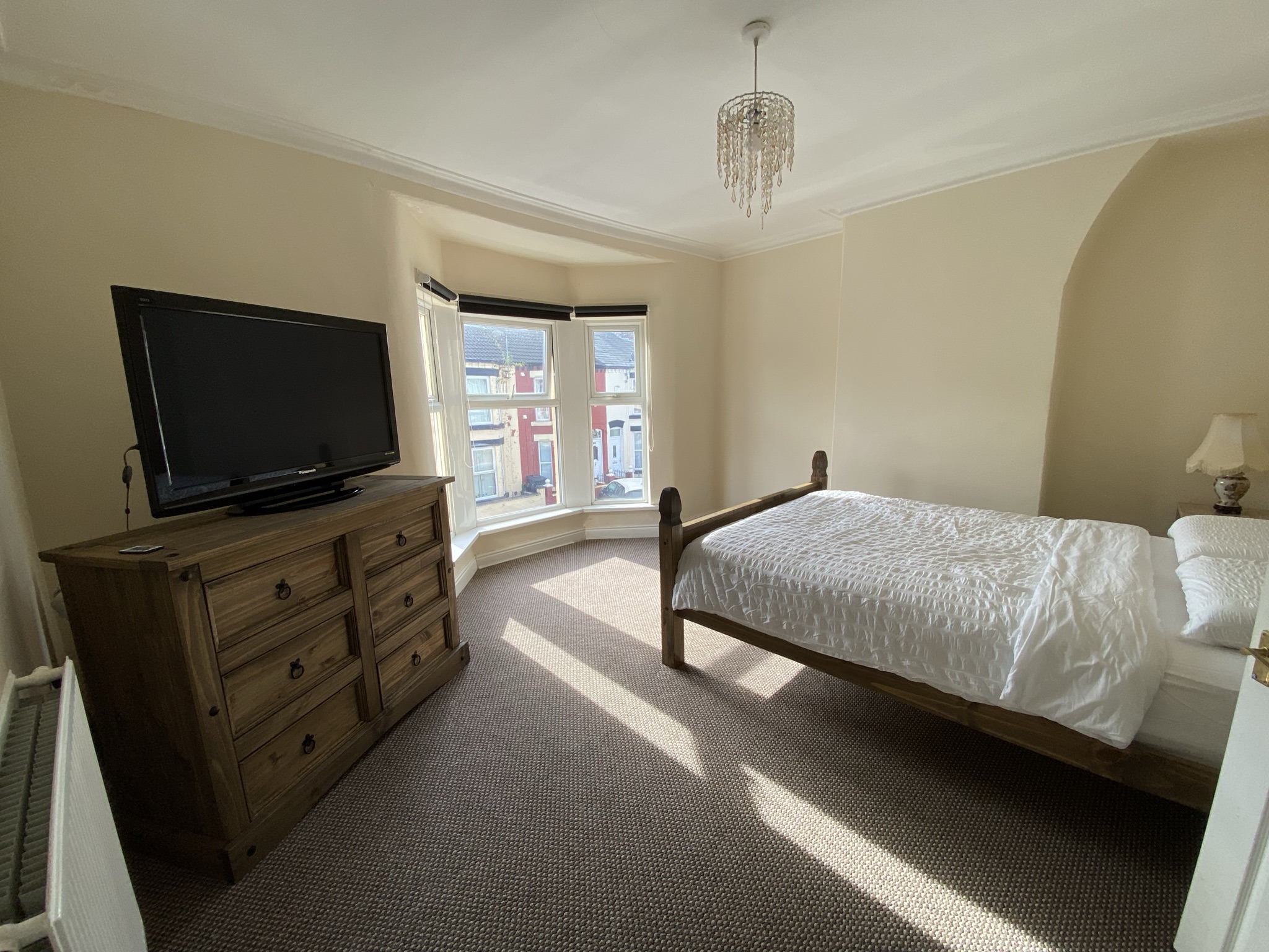 Cheerful 1 king size bedroom, super comfortable. Houses for Rent in