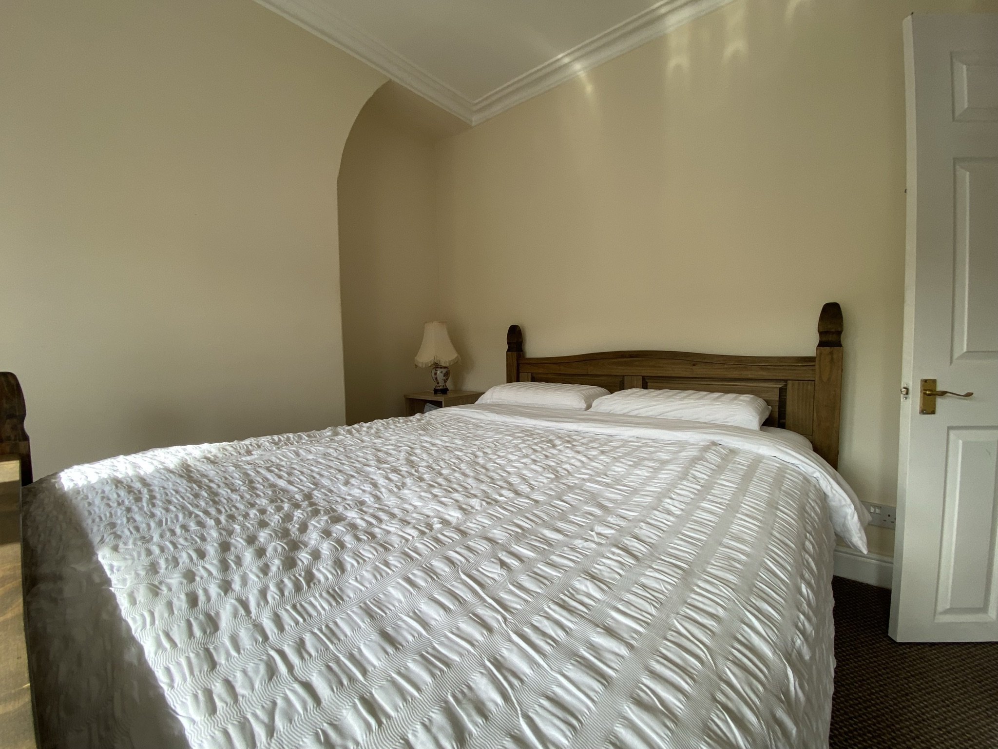 Cheerful 1 king size bedroom, super comfortable. Houses for Rent in