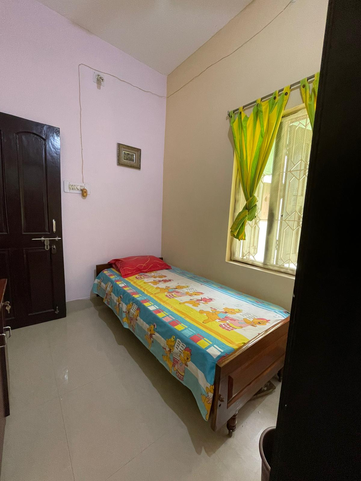 1 km from railway station small  room  & Wifi