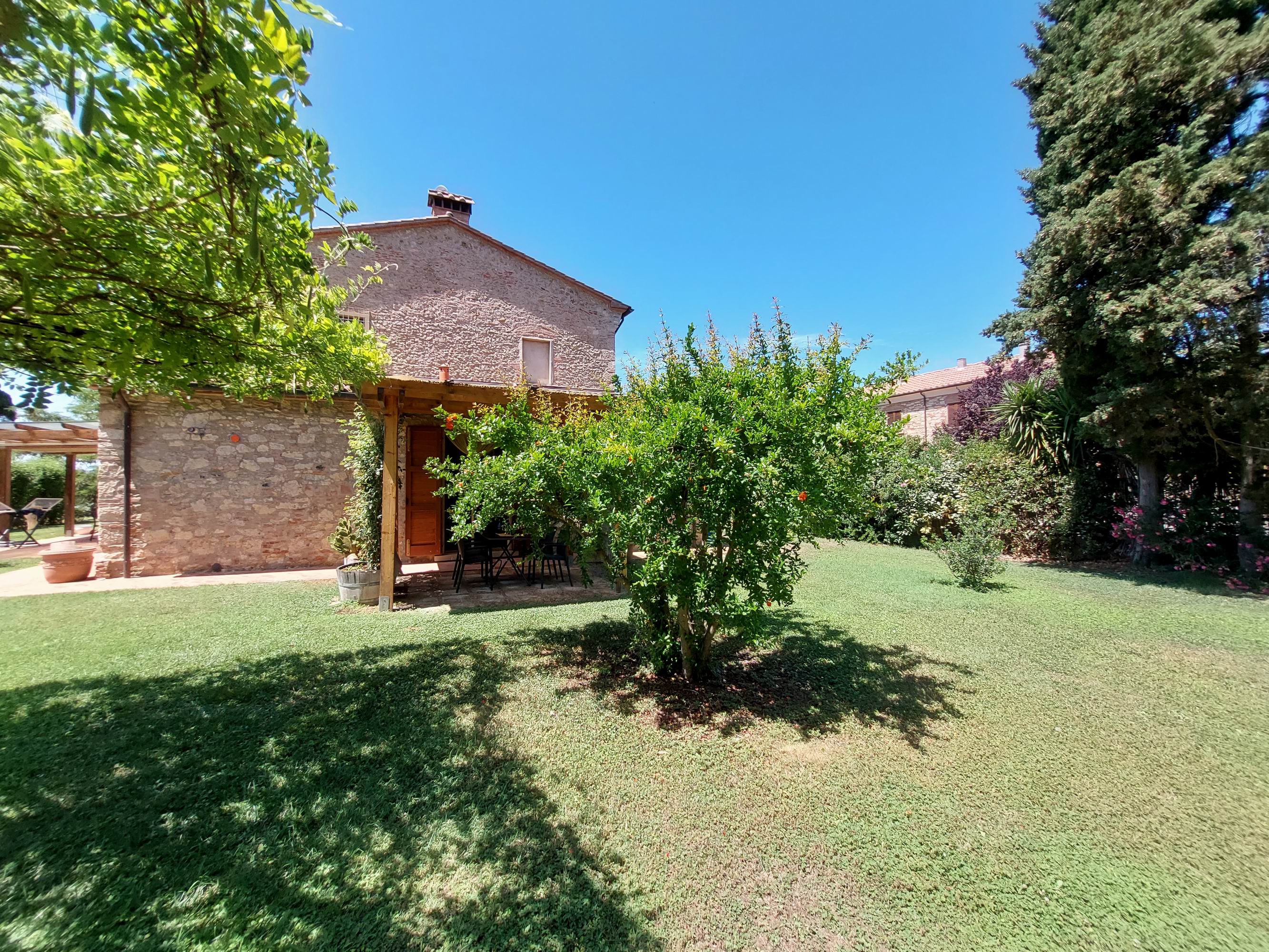 Flat with private covered terrace,pool,very quiet