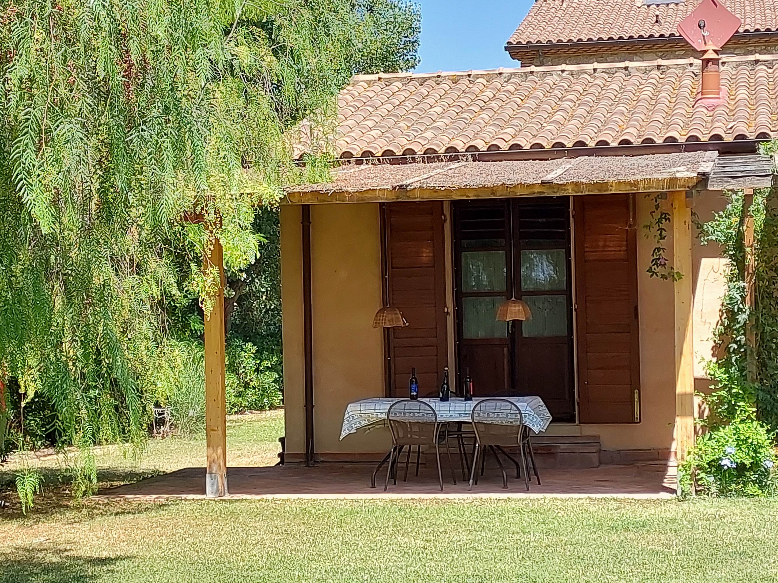 Flat with private covered terrace,pool,very quiet