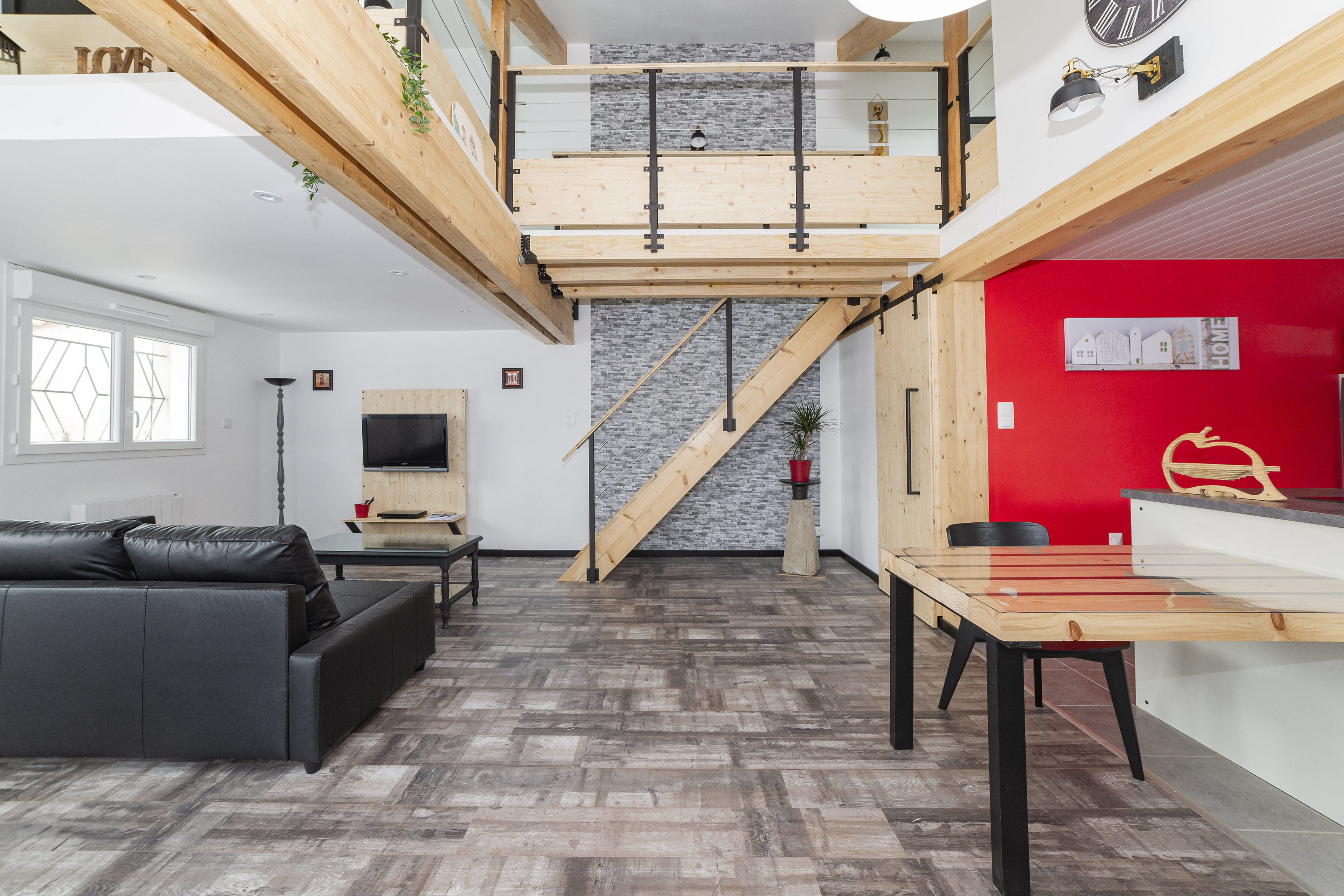 Detached house with courtyard and on-site parking