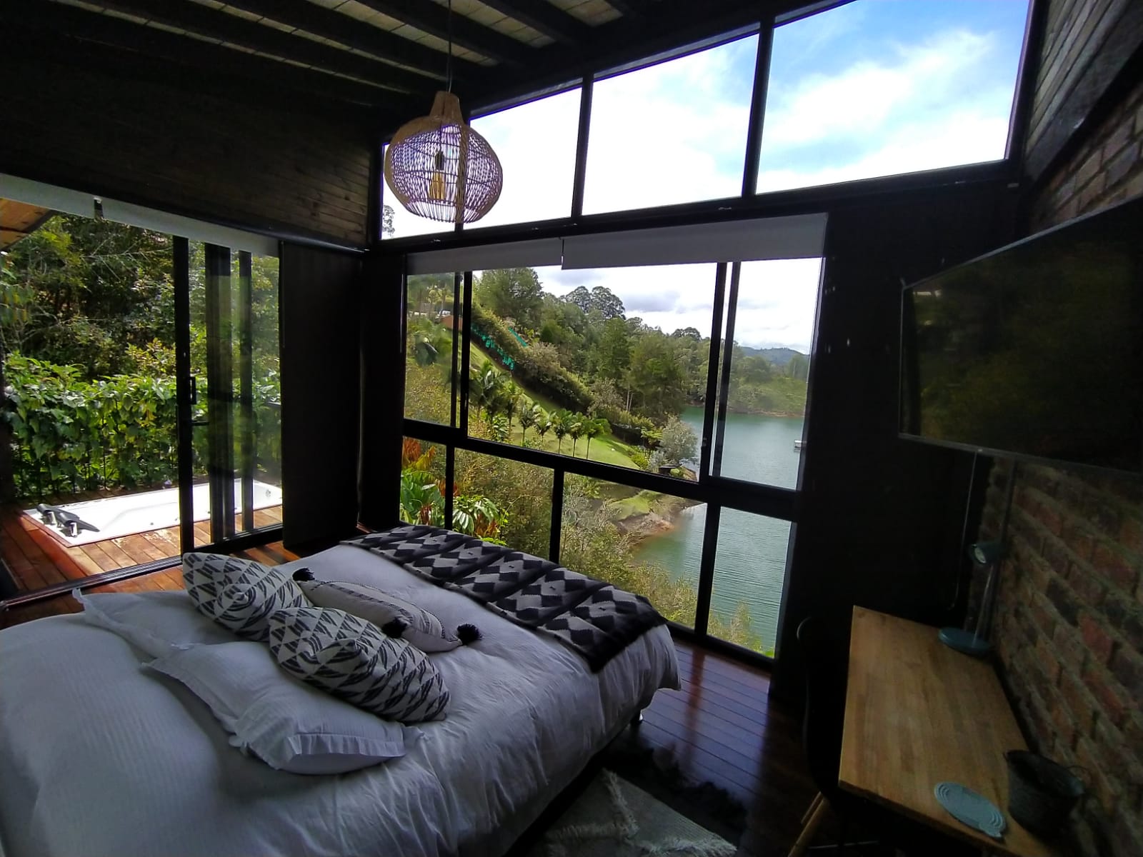 Cabin with Jacuzzi and access to the reservoir - Portum II