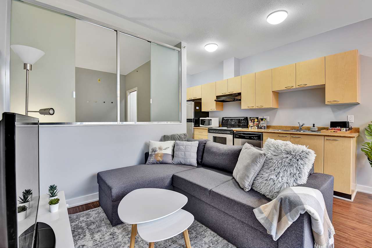Beautiful 1BR condo + den + 1 parking in Downtown