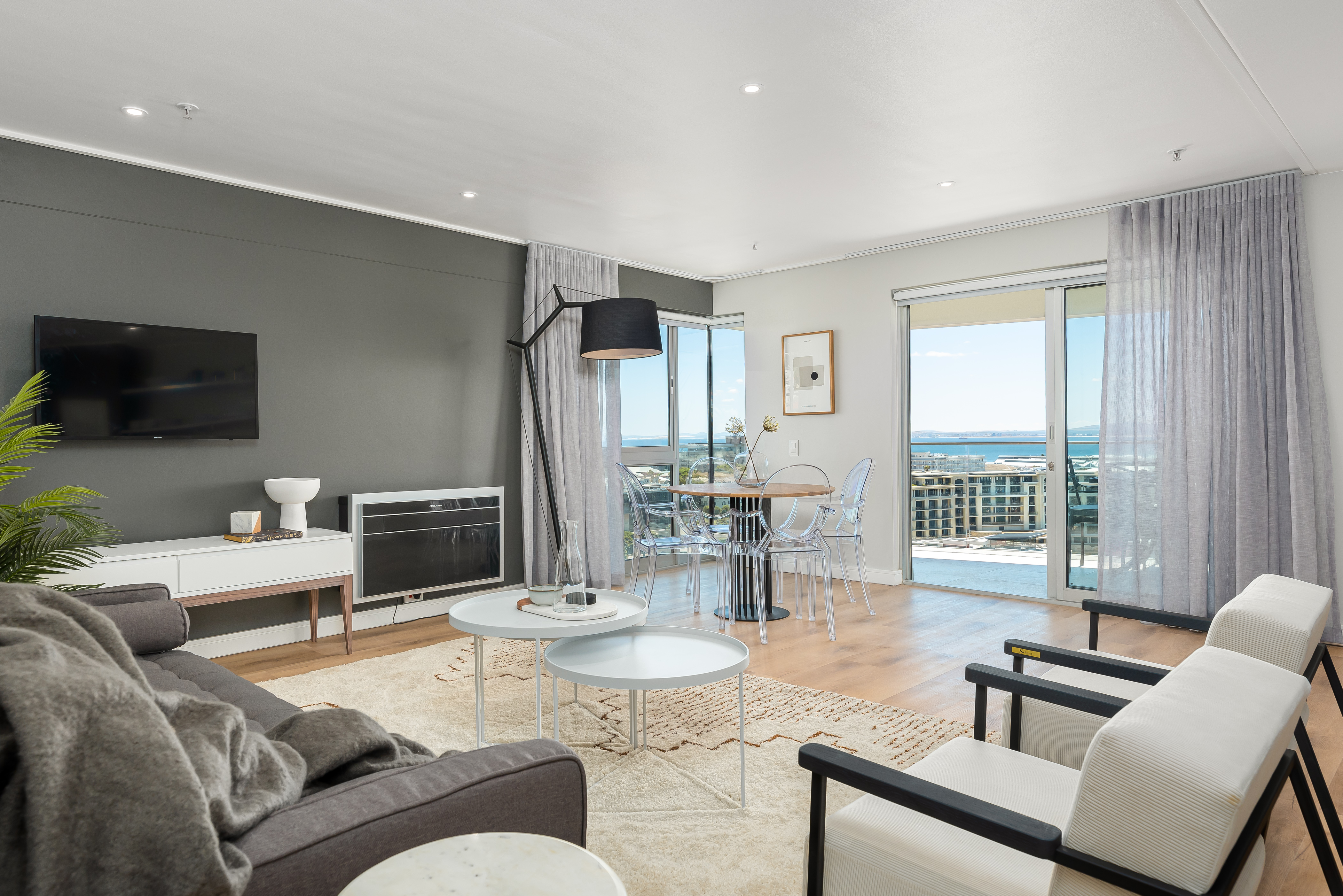 Central Aparthotel | Pool | Room Service | Balcony
