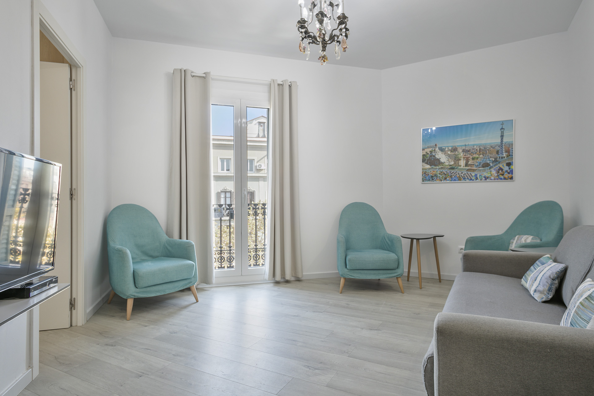 Large 3-BEDR bright apartment with balconies