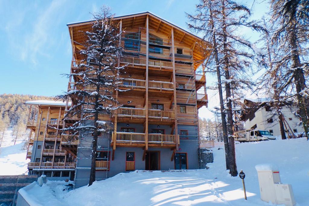 New garden parking apartment- 6 beds- Vars