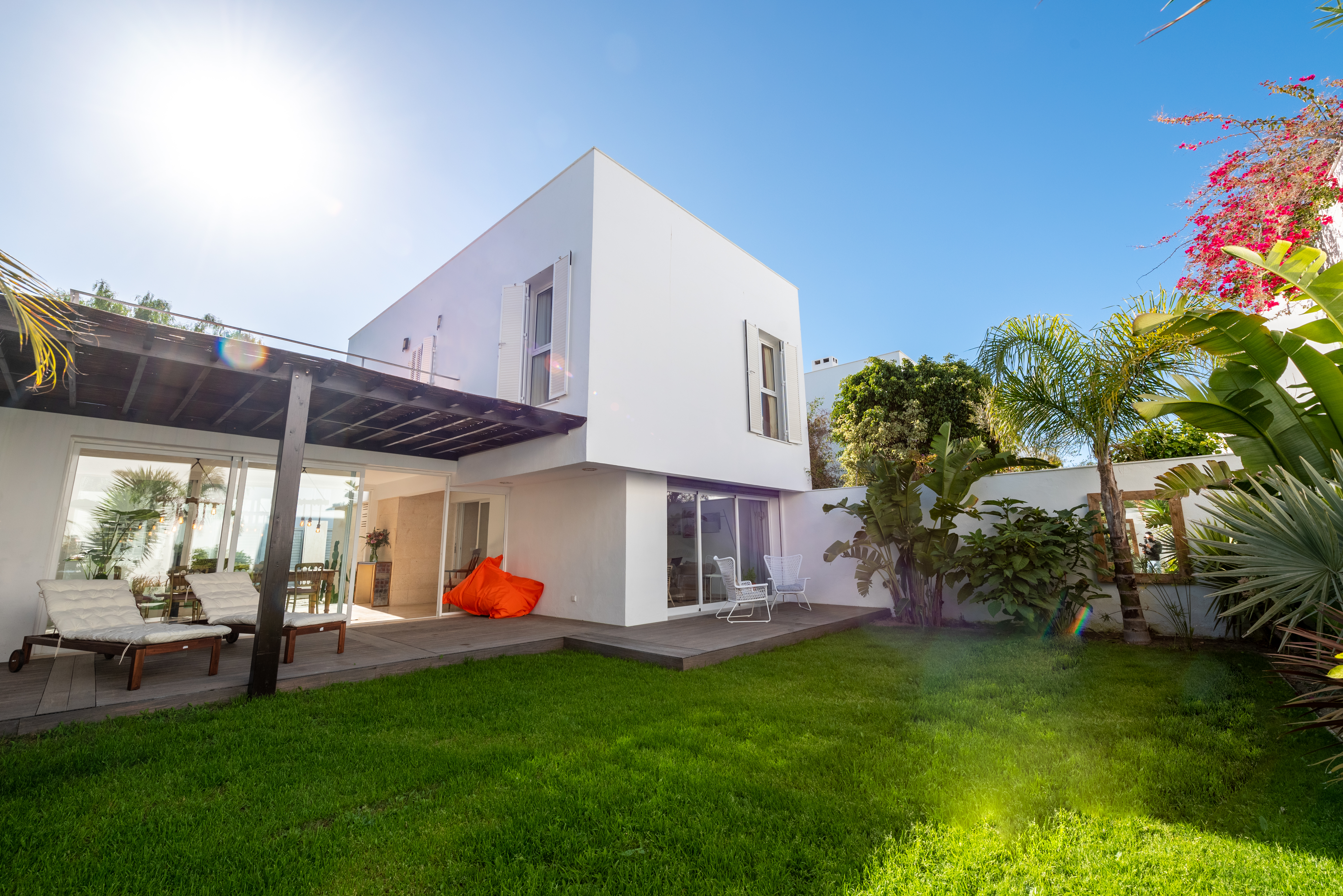 Cool contemporary beach house in relaxed Los Canos