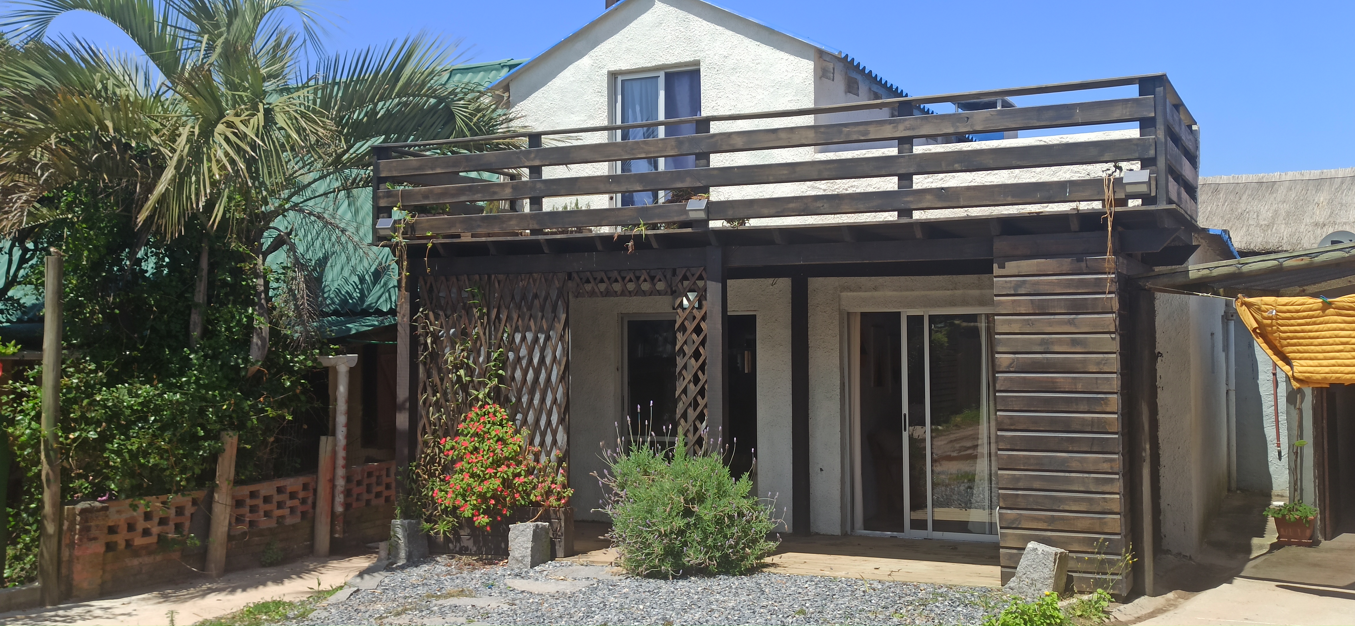 Very well located house, steps from the sea!!