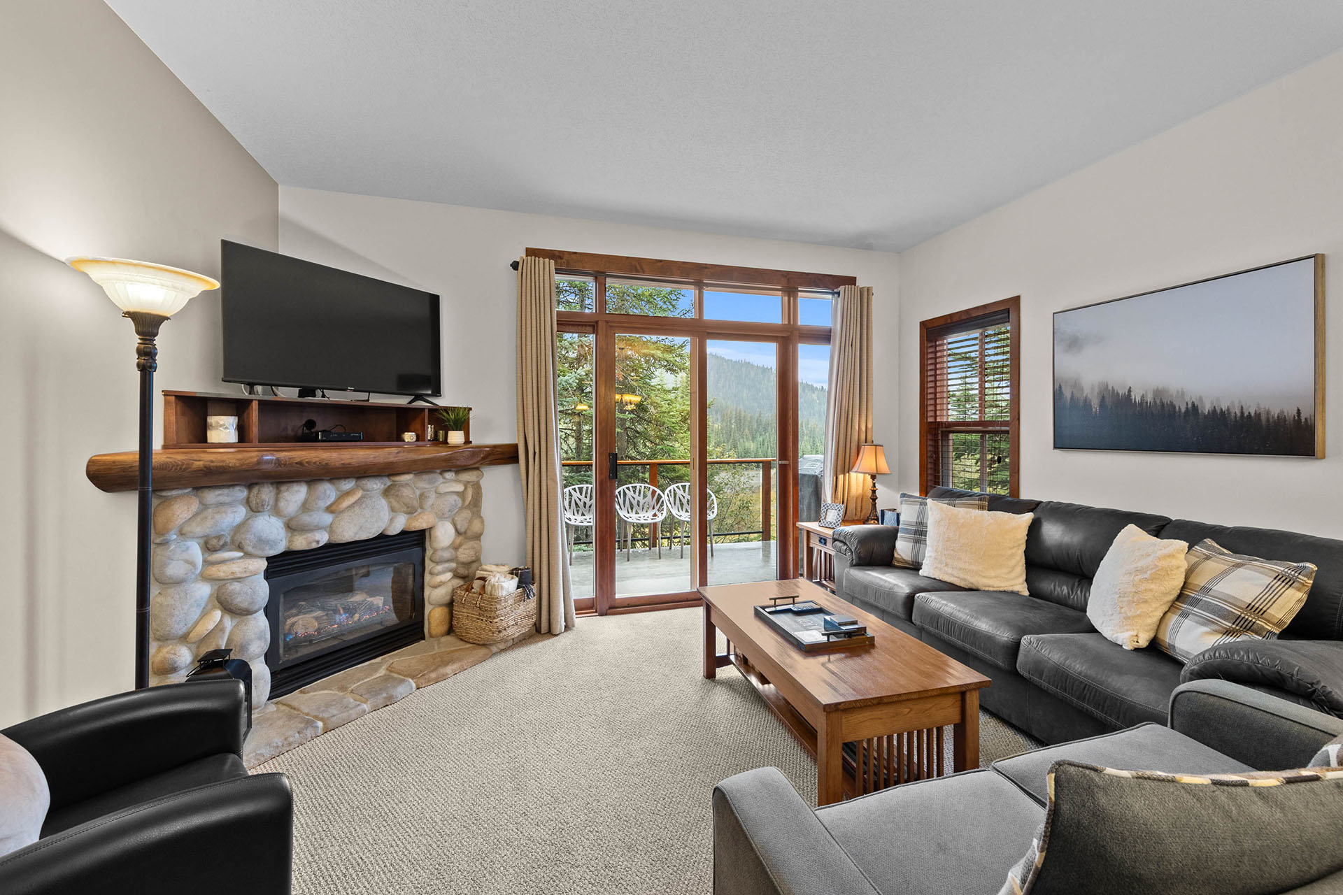 Woodhaven 47: Spacious 2BR + Den & Private Hot Tub