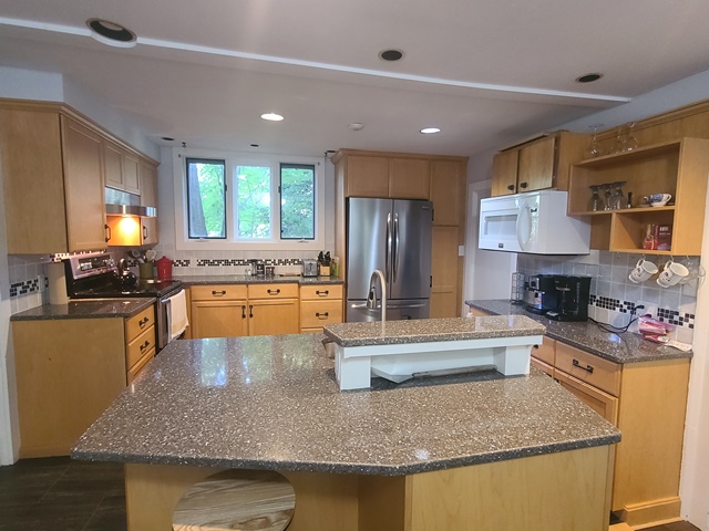 Charming 2 BR, 2 Bath apt. in Historic Inn nr town