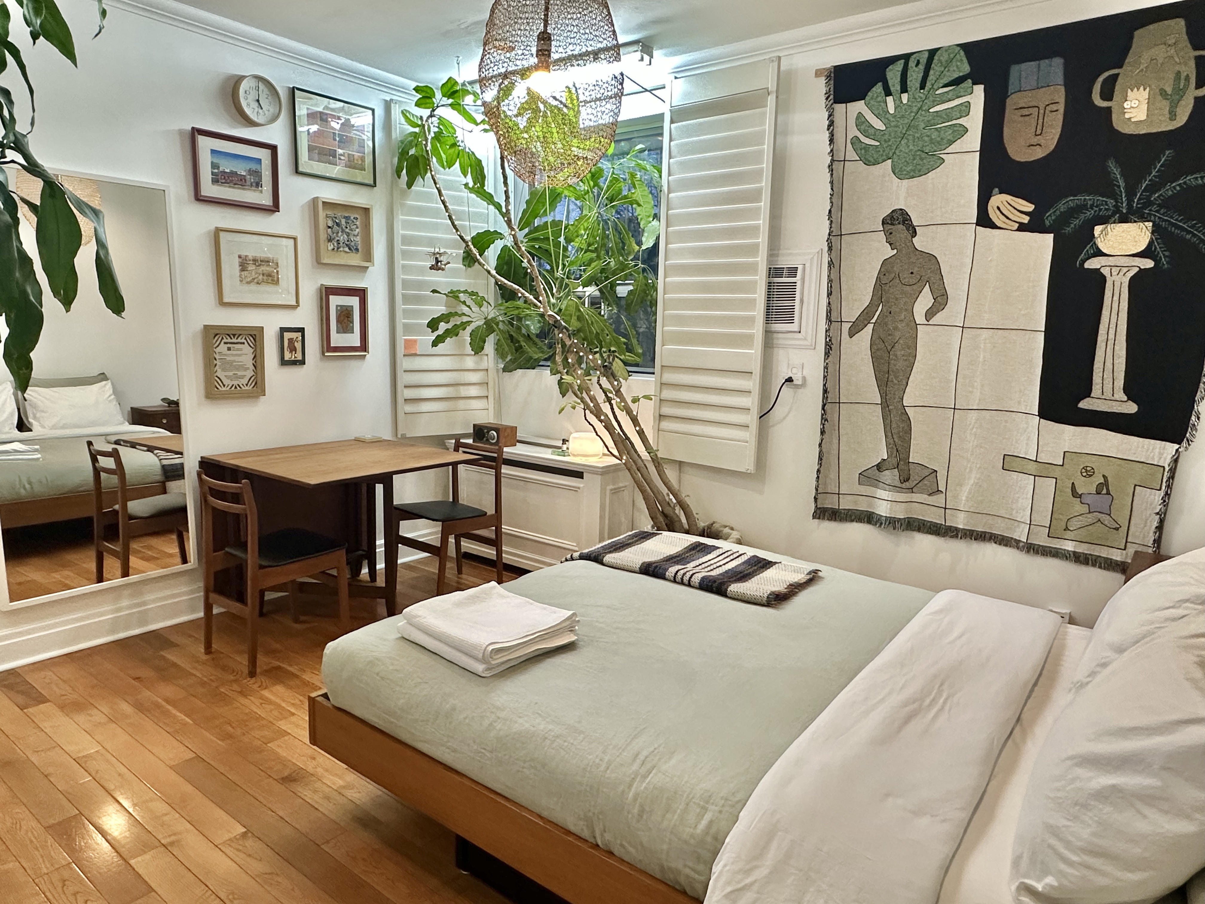 Cozy suite in the heart of Toronto (no kitchen)