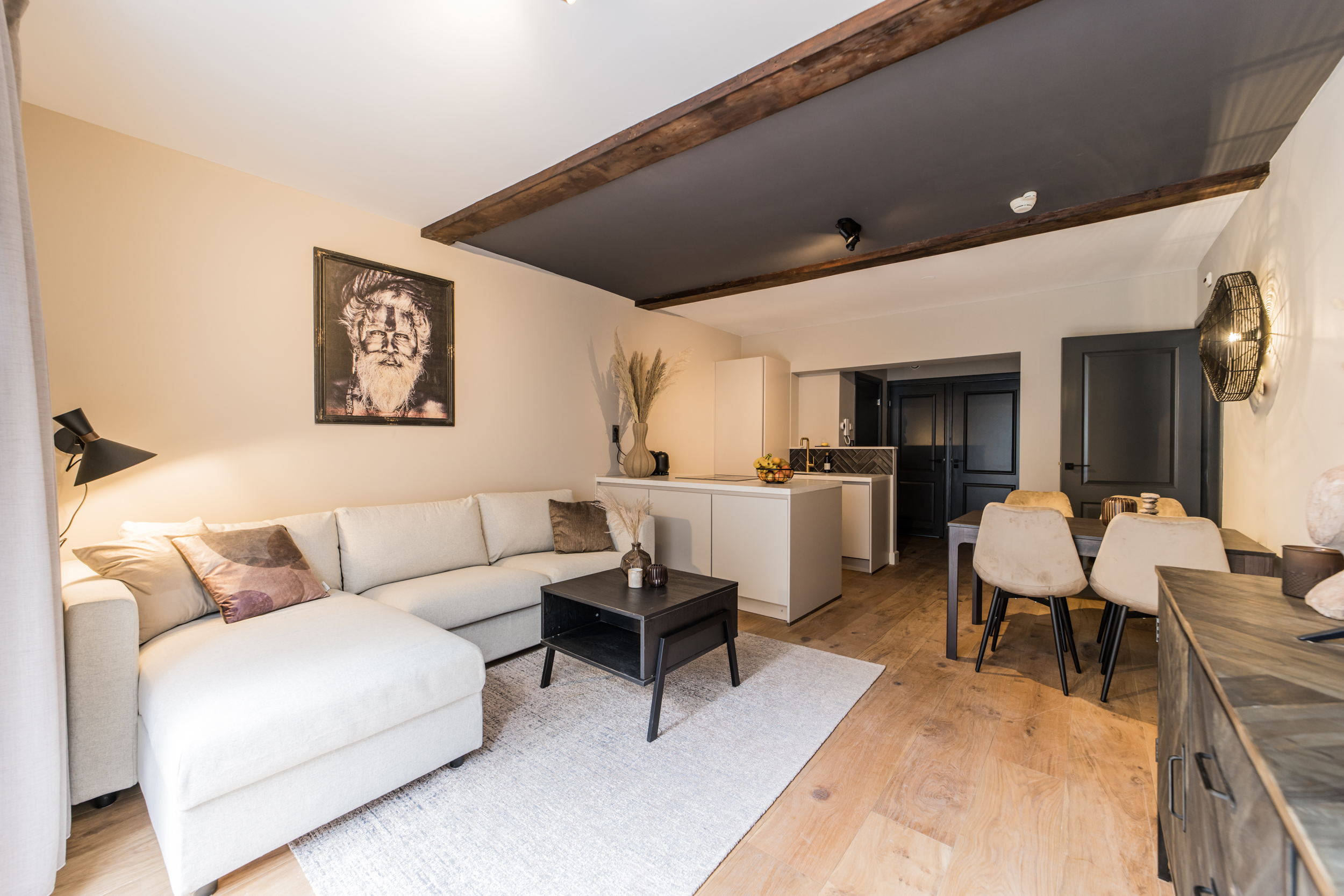 Eclectic loft ‘Pinot Noir’ — The Hague stay