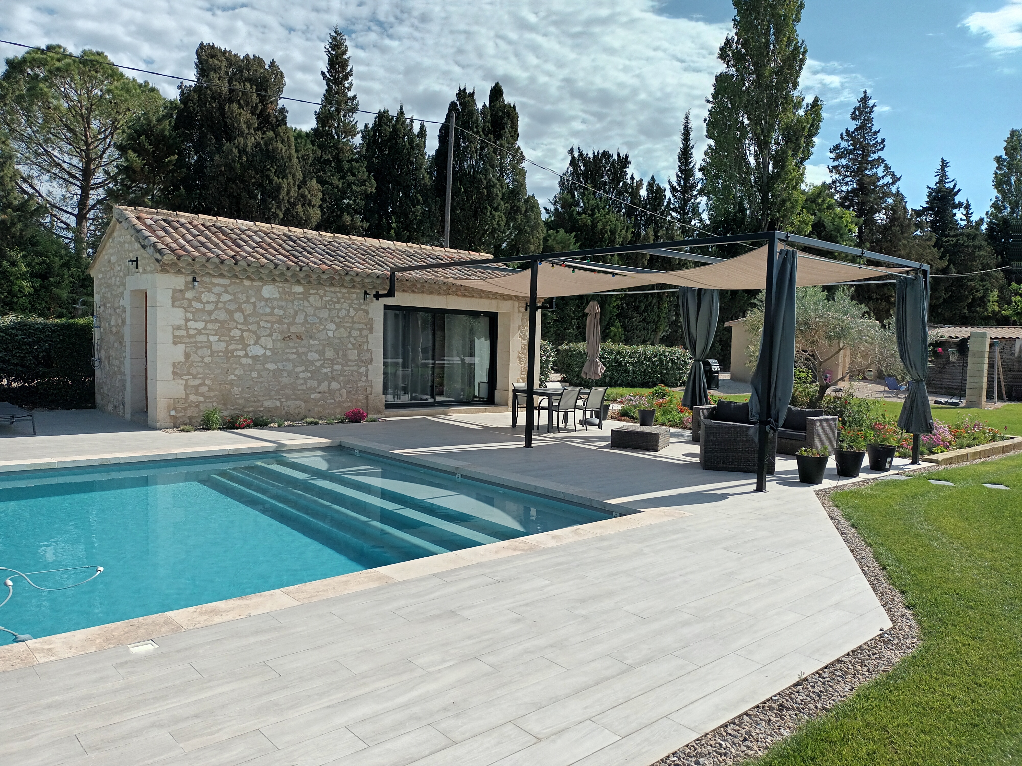 Charming studio with swimming pool in Eygalières.