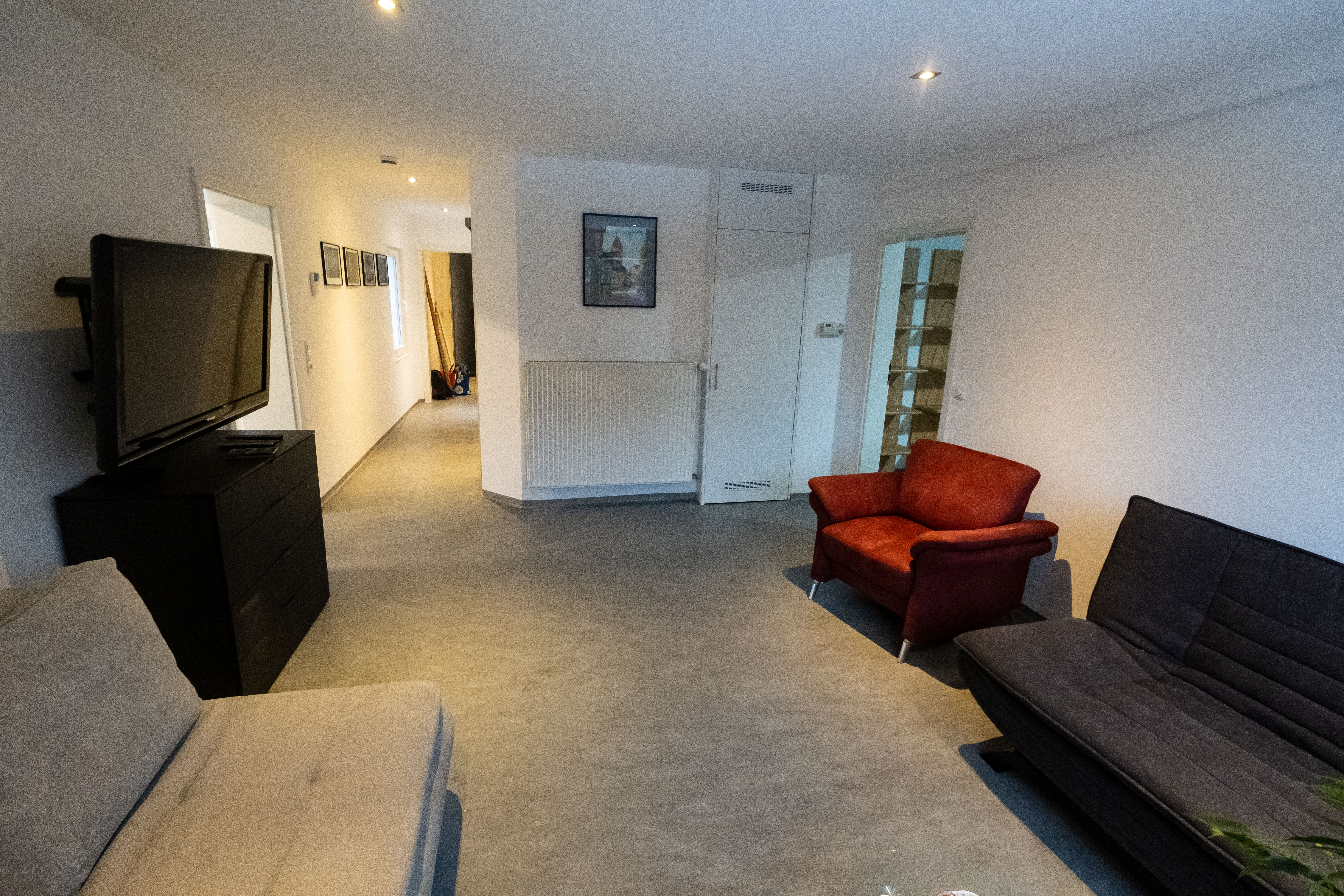 Beautiful 2-room apartment centrally located with parking space.
