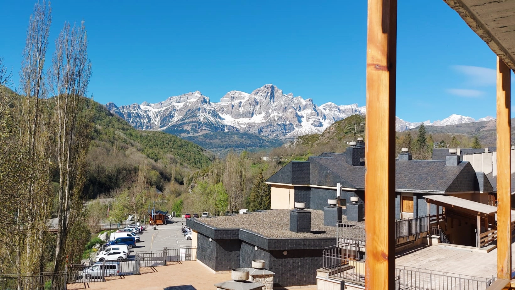Apartment with a view and next to the station