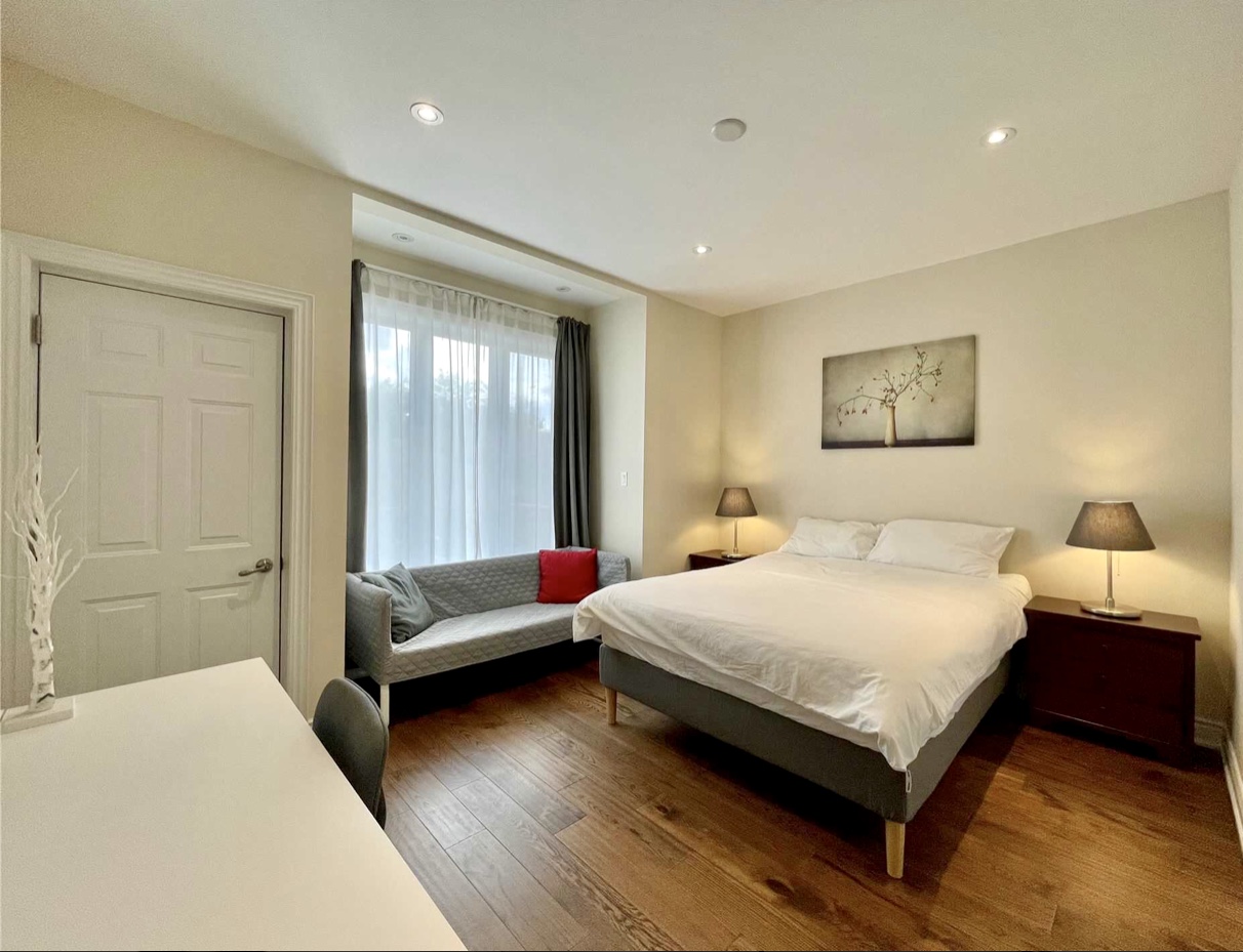 Luxury & Modern with Ensuite Bathroom(1)