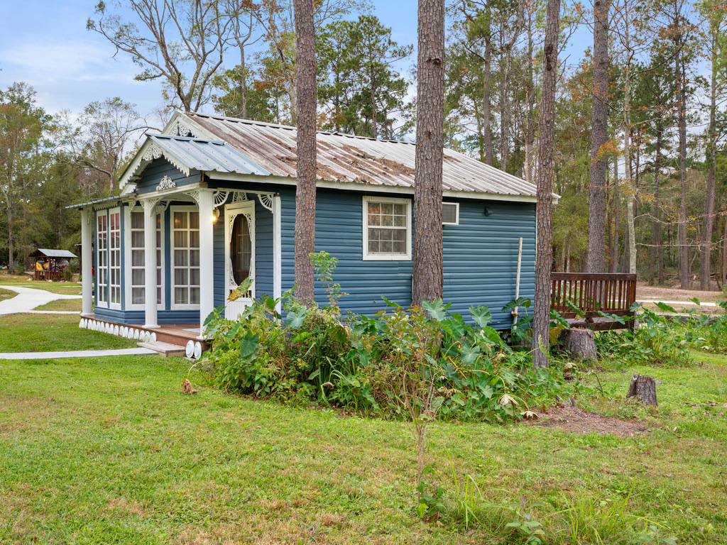 Blue Victorian Cottage 6 at Pleasant Hill Camp Cabins for Rent in