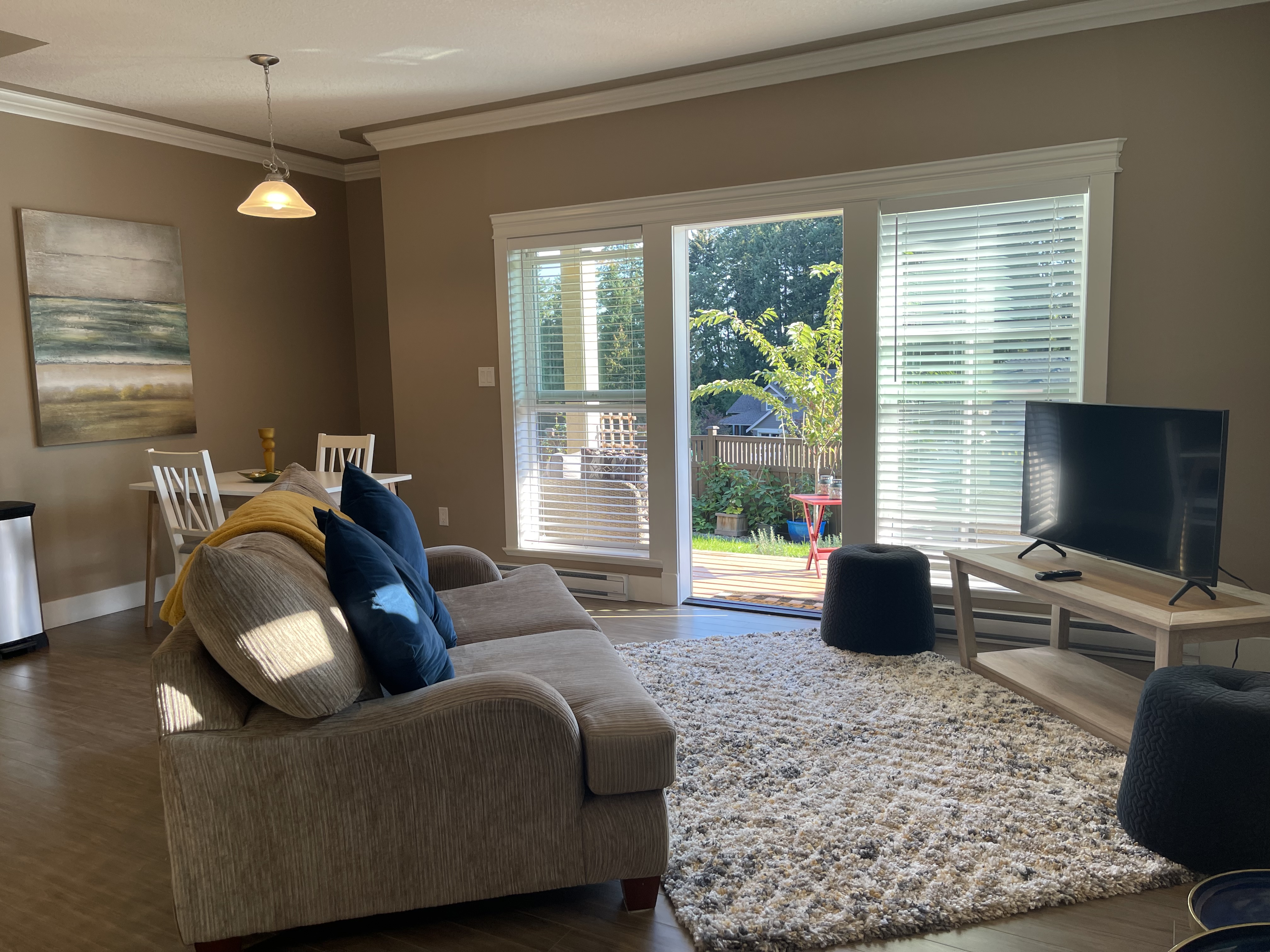 Cozy modern 1 Bedroom Suite in beautiful Ladysmith