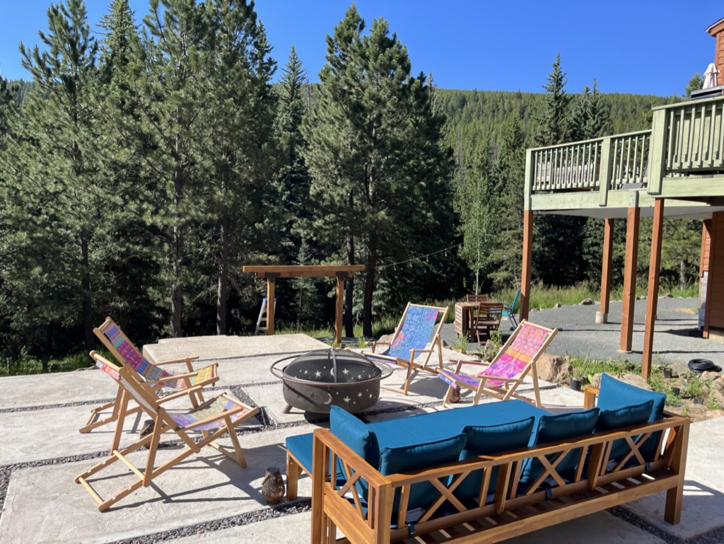 Cozy 1-bed in the trees, fireplace, walk to trails
