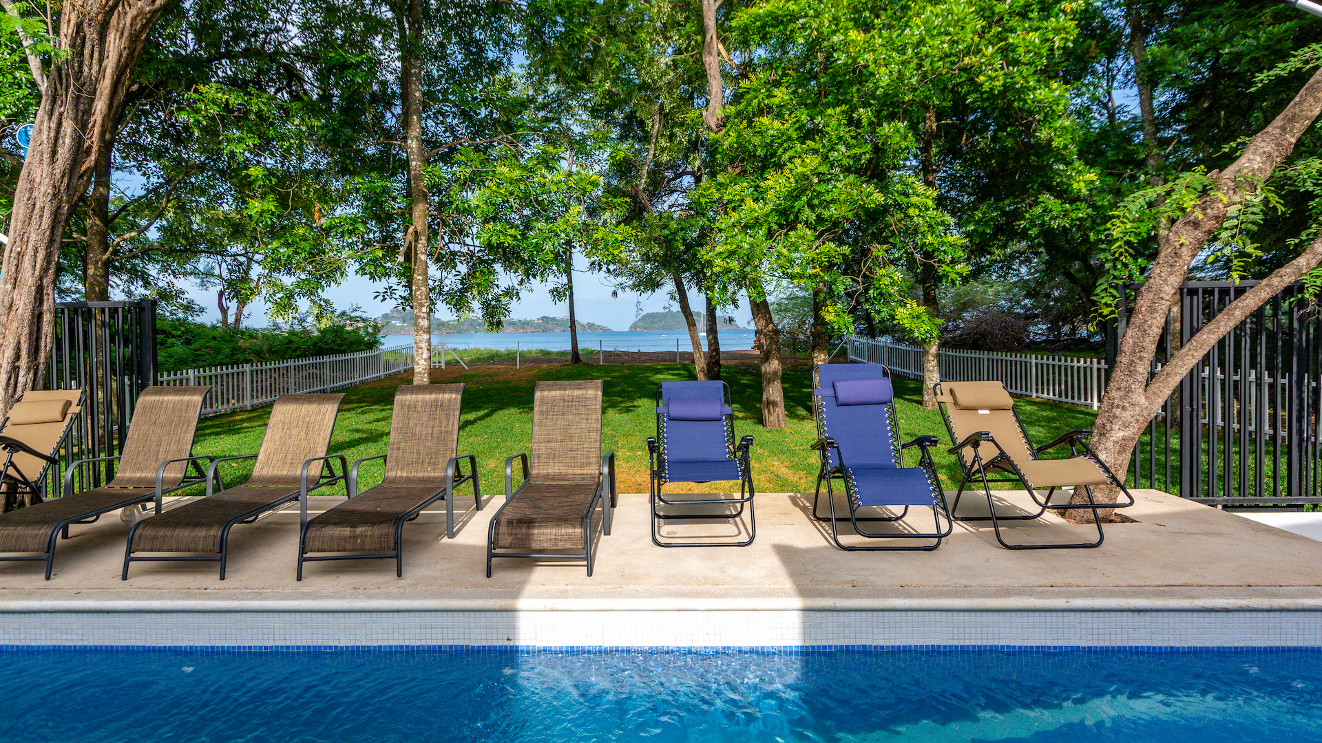 Moody Mermaid - 2 bedroom beachfront with pool