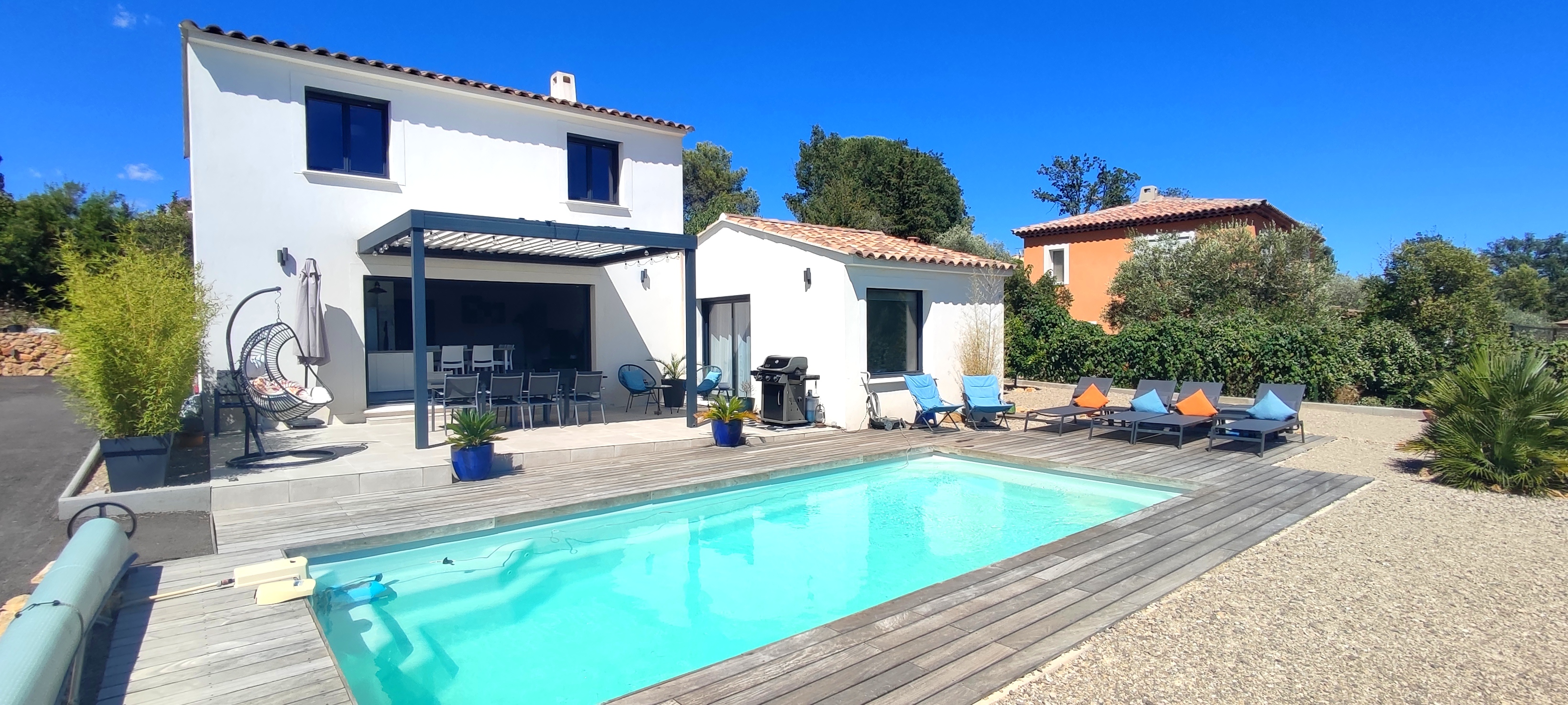 Air-conditioned villa with swimming pool (6 people)