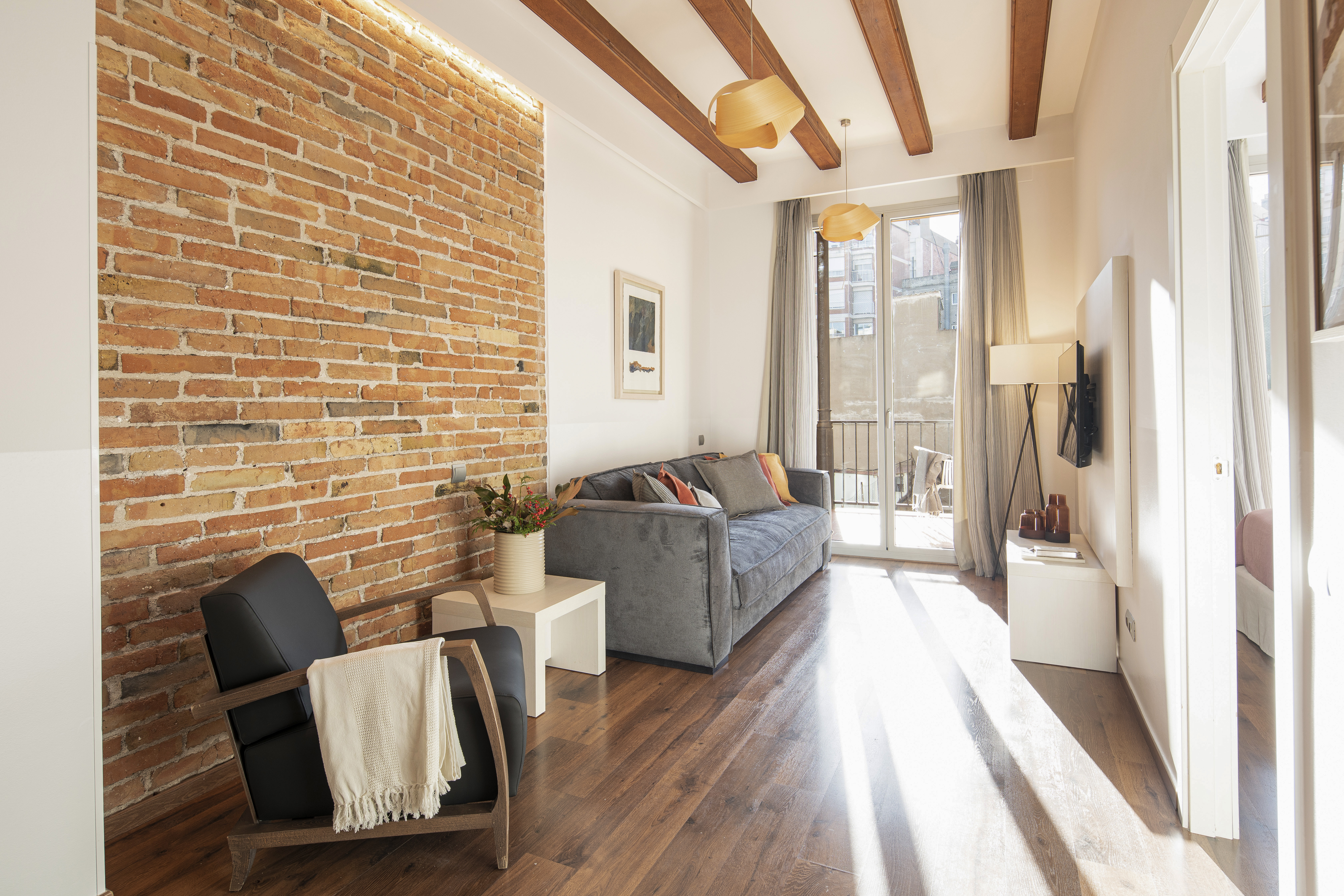 Elegant, recently renovated, trendy Bcn area