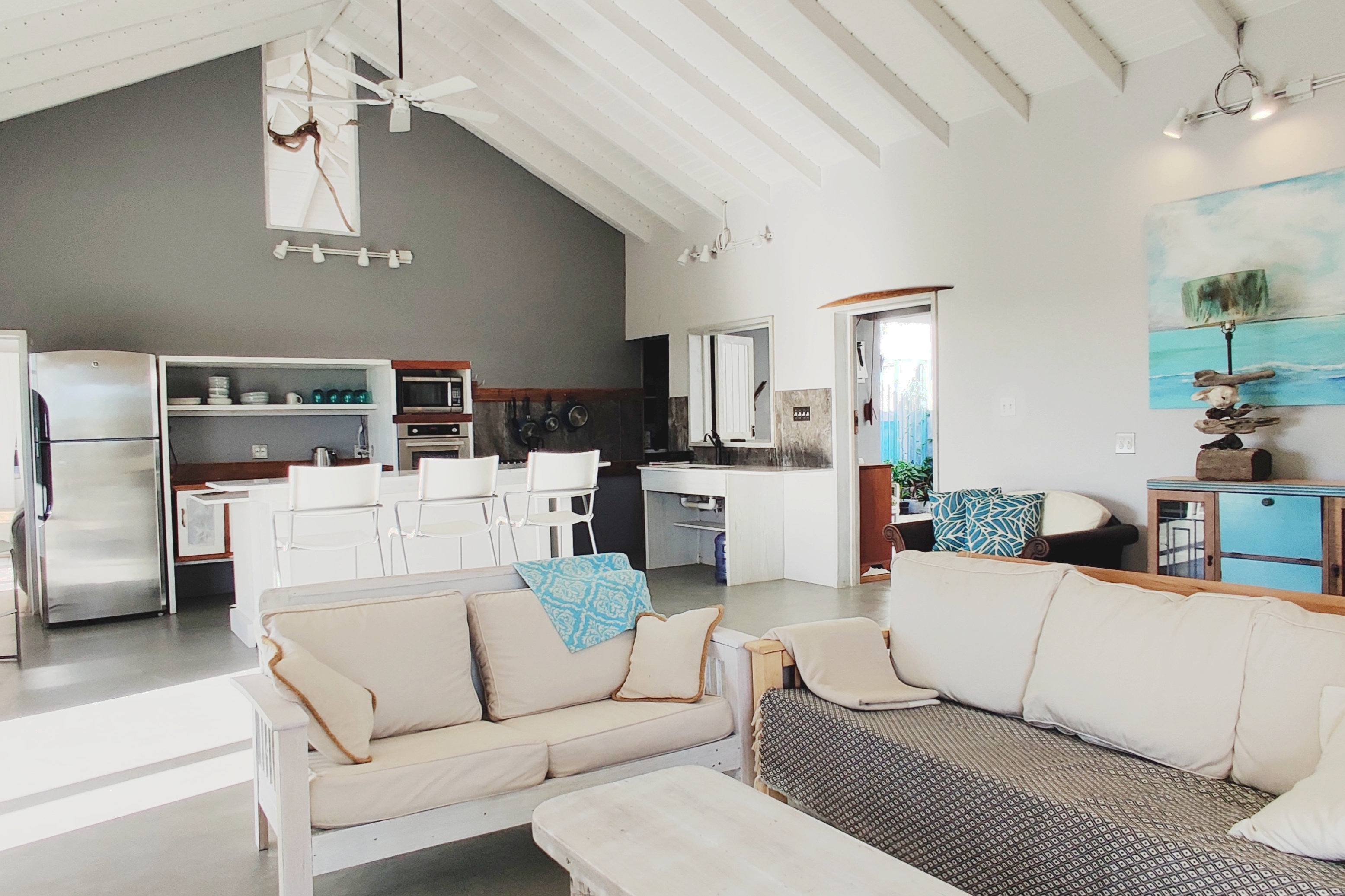 Moonrise Loft 
5 mins drive from Falmouth Harbour