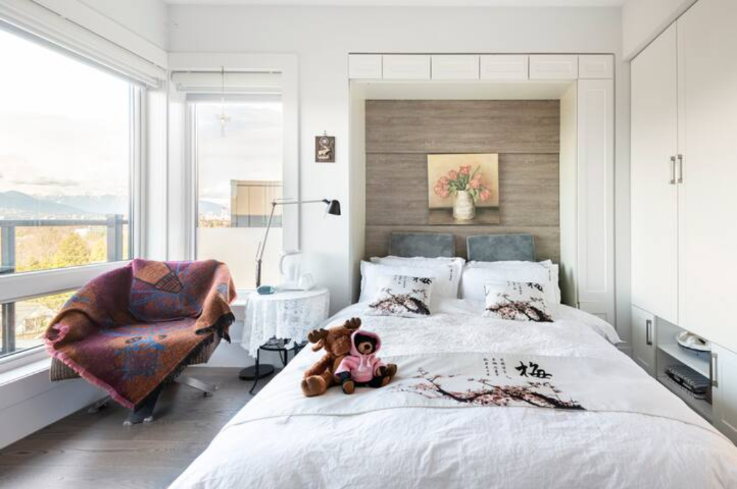 Flower Room, ocean view, ensuite bath in Kitsilano