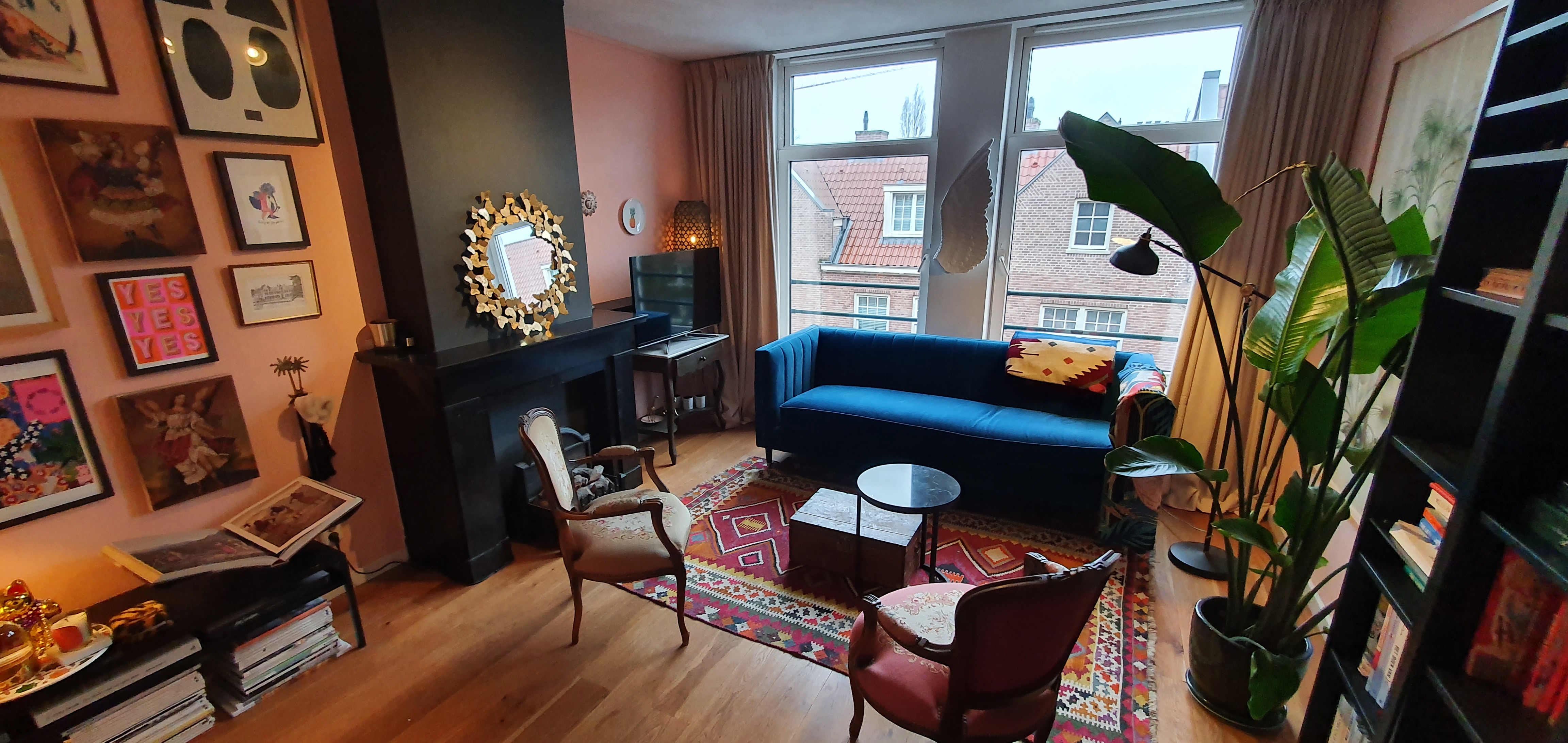 Colorful apartment with sunny balcony — Amsterdam stay