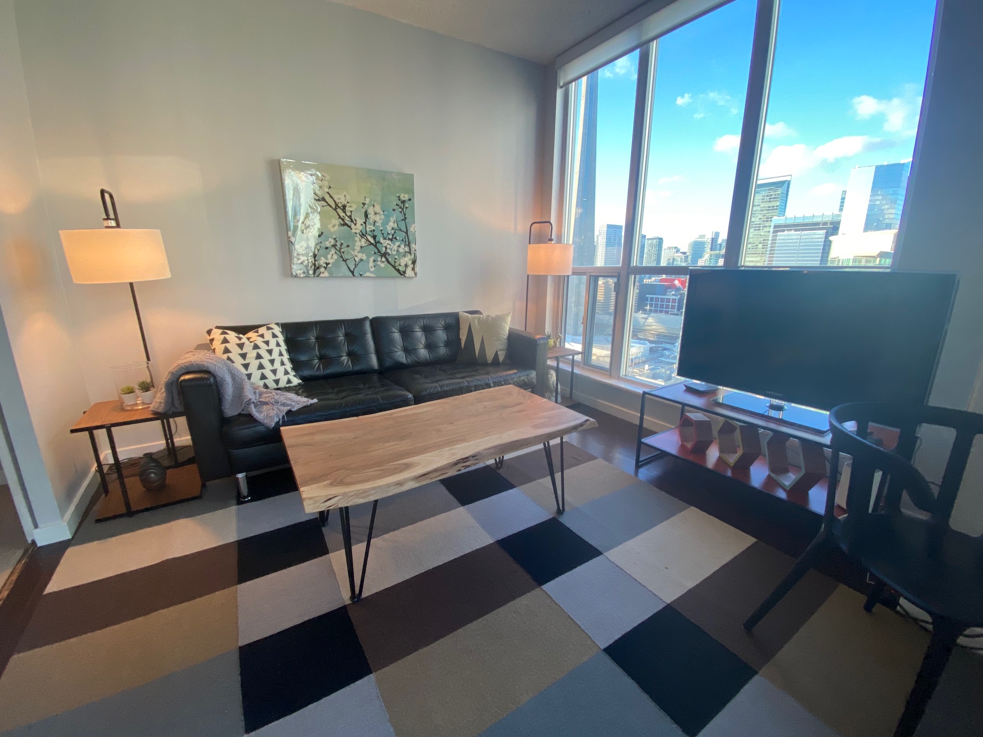 Designer sky-high condo w skyline view (pool/gym!)