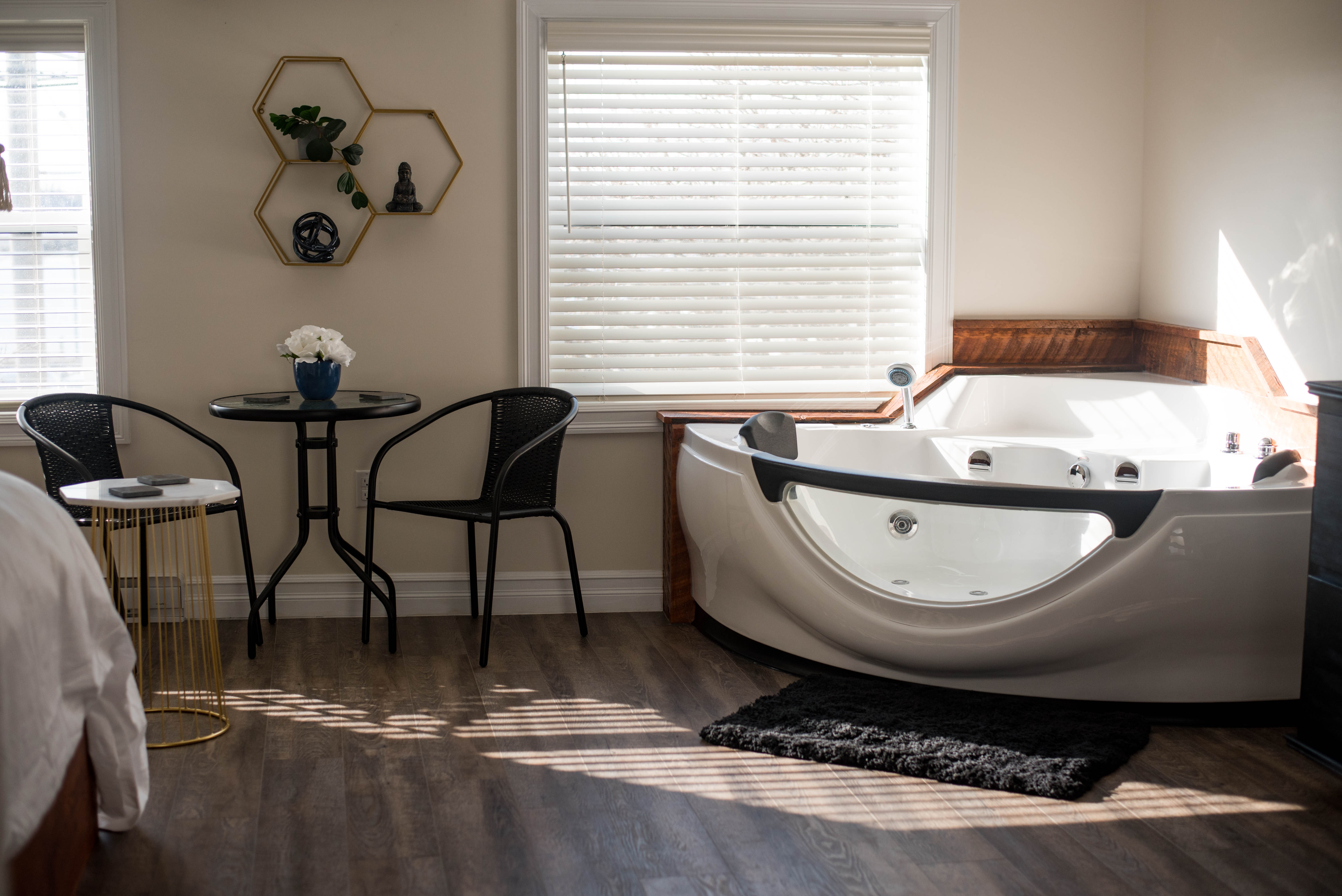 Bohemian bachelor rental w/jacuzzi