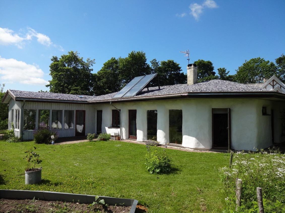 Beautifully located straw house in living community