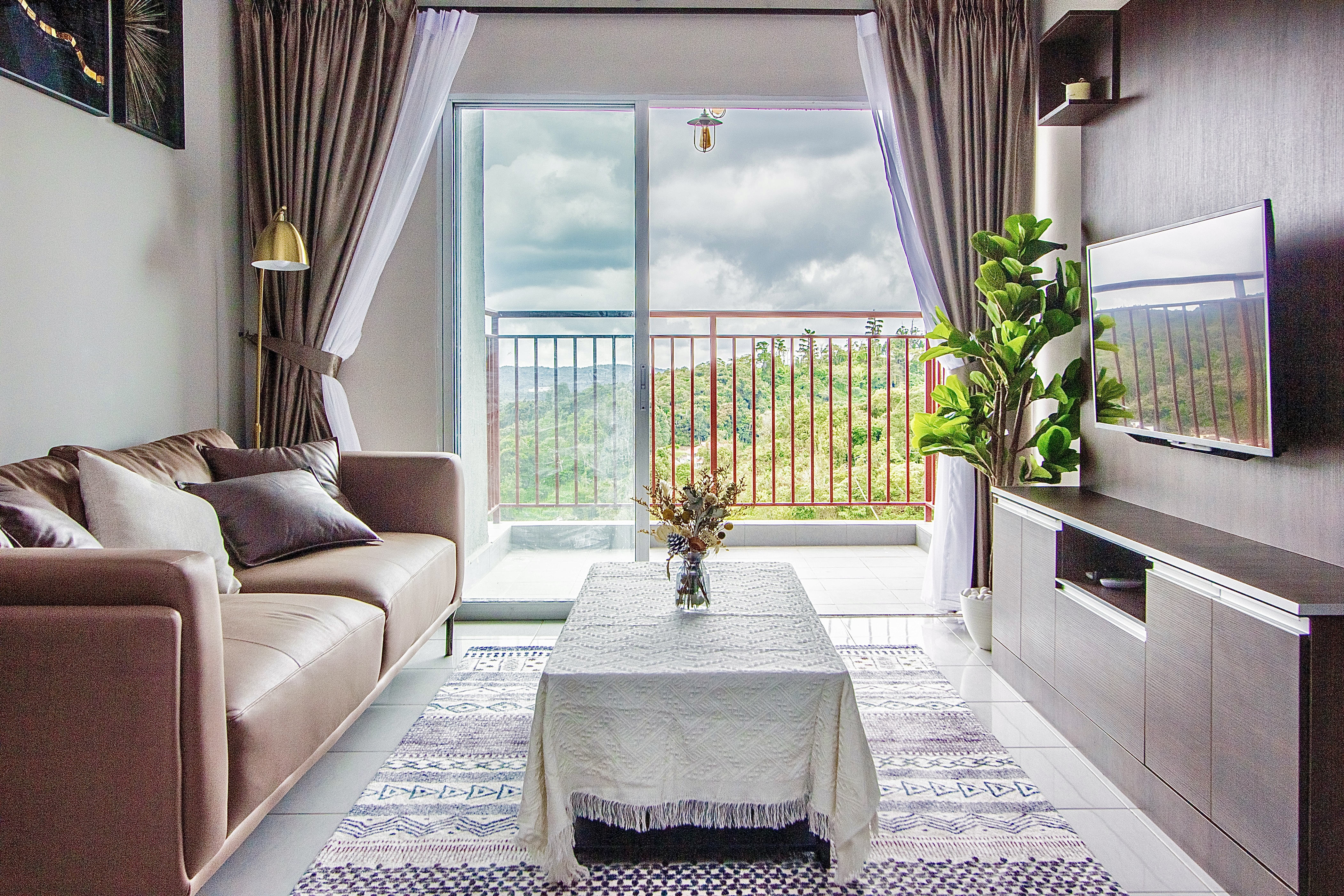 Cozy 3 bedroom apt, free parking @ Emerald Avenue