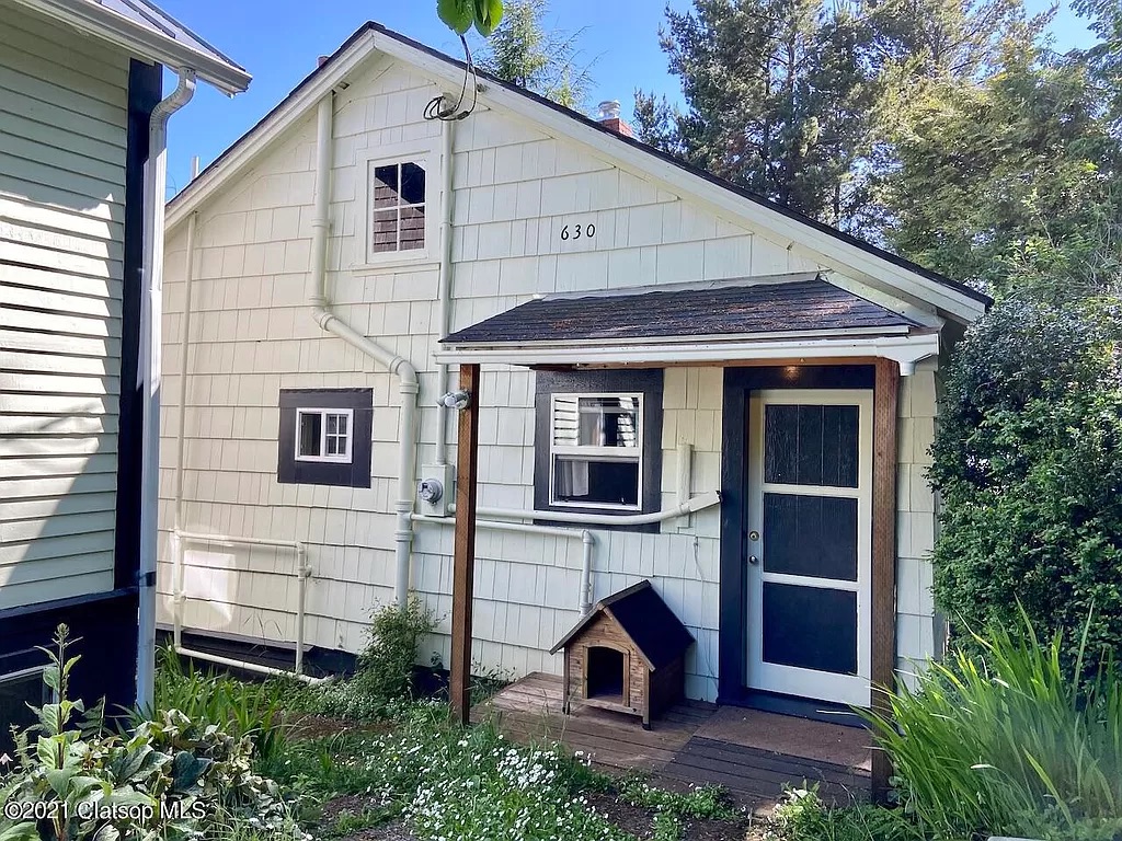 Capps Cove/ Coastal cottage.