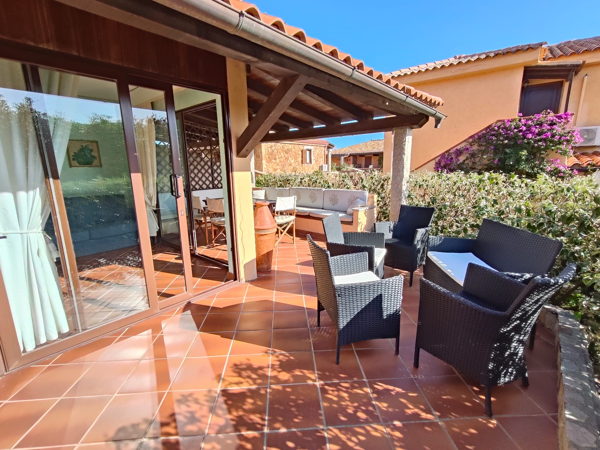 Charming three-room apartment with patio and outdoor shower