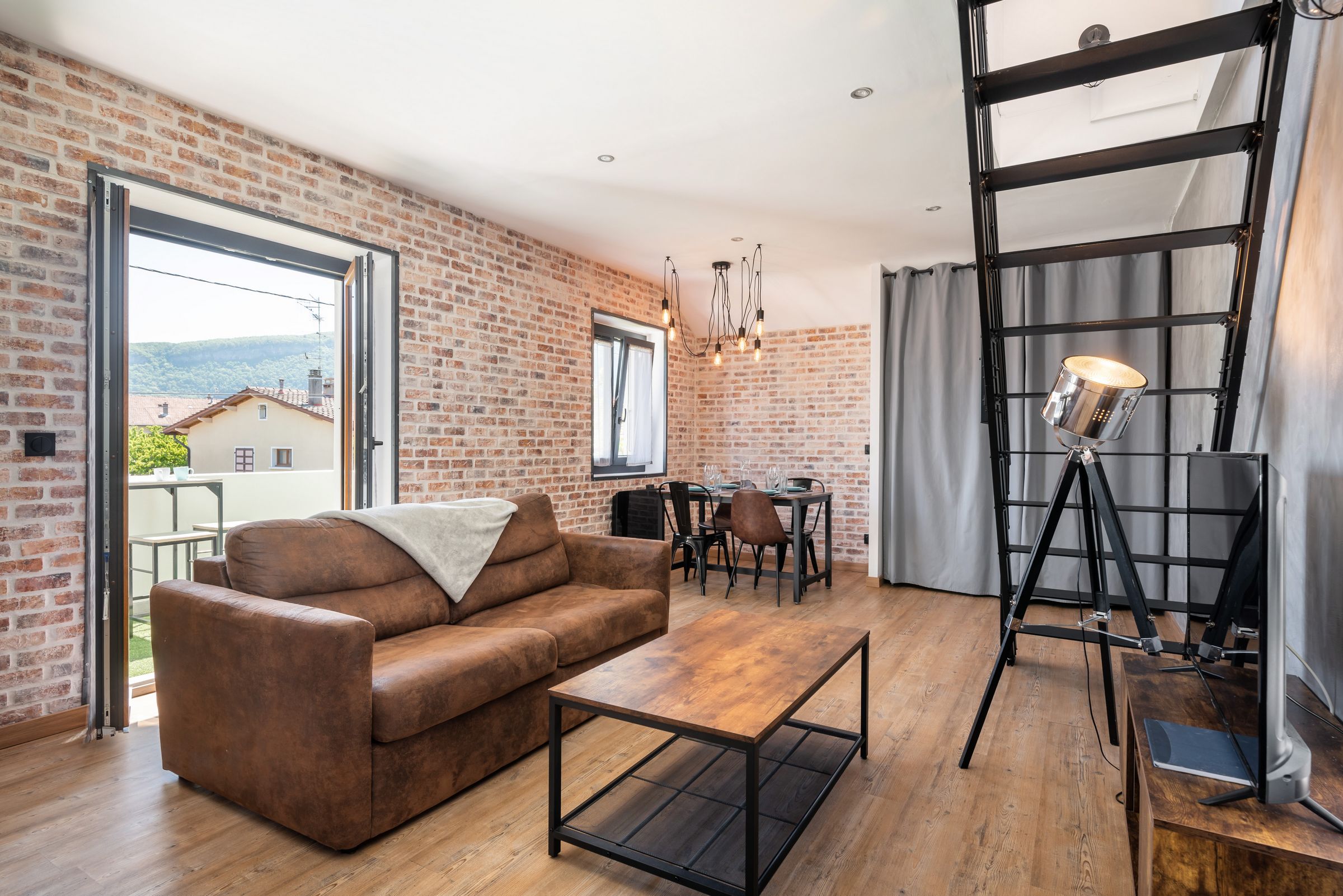 Beautiful Industrial Loft - Casa Vostra - Close to tram
