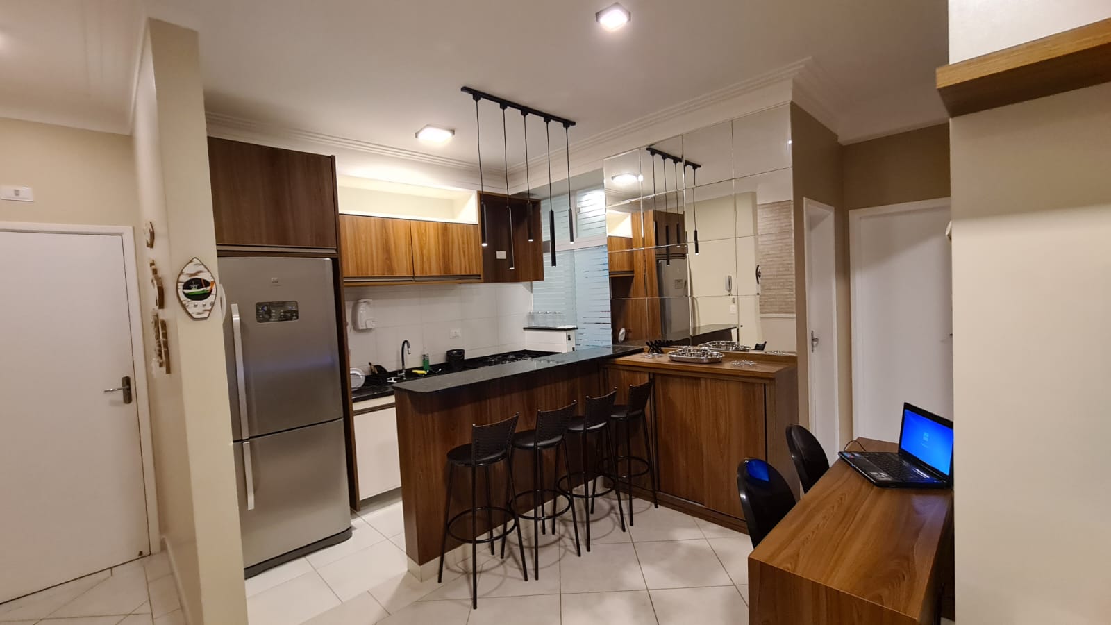 Apt in the penthouse! Close to restaurants and beaches.