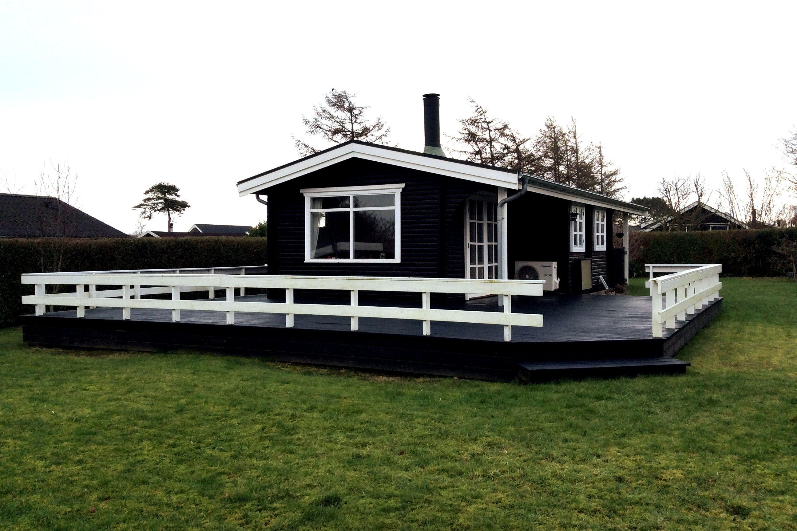 Lovely smaller summerhouse on enclosed grounds with sea view.