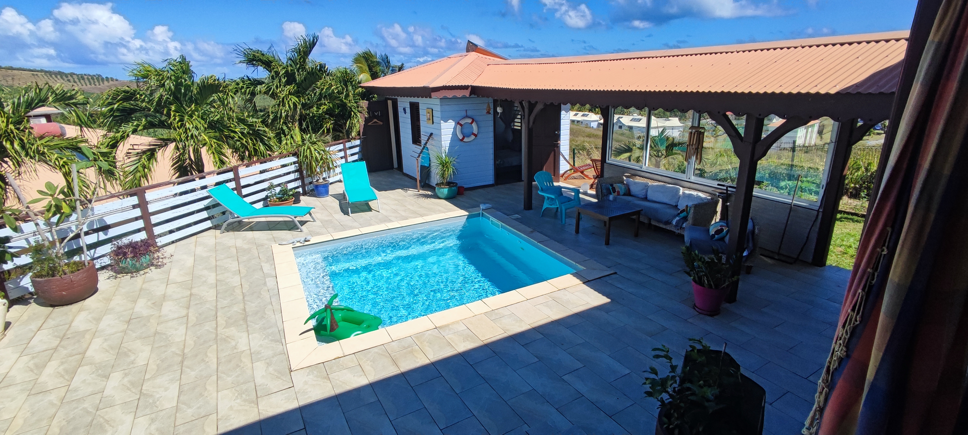 Bungalow with pool and sea view