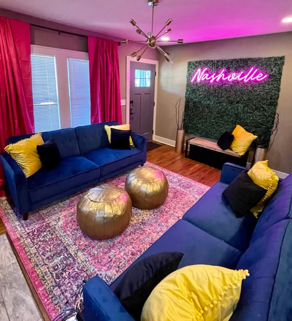 Charming Home, sleeps 6, 5 Miles to Downtown! in District 16, Nashville