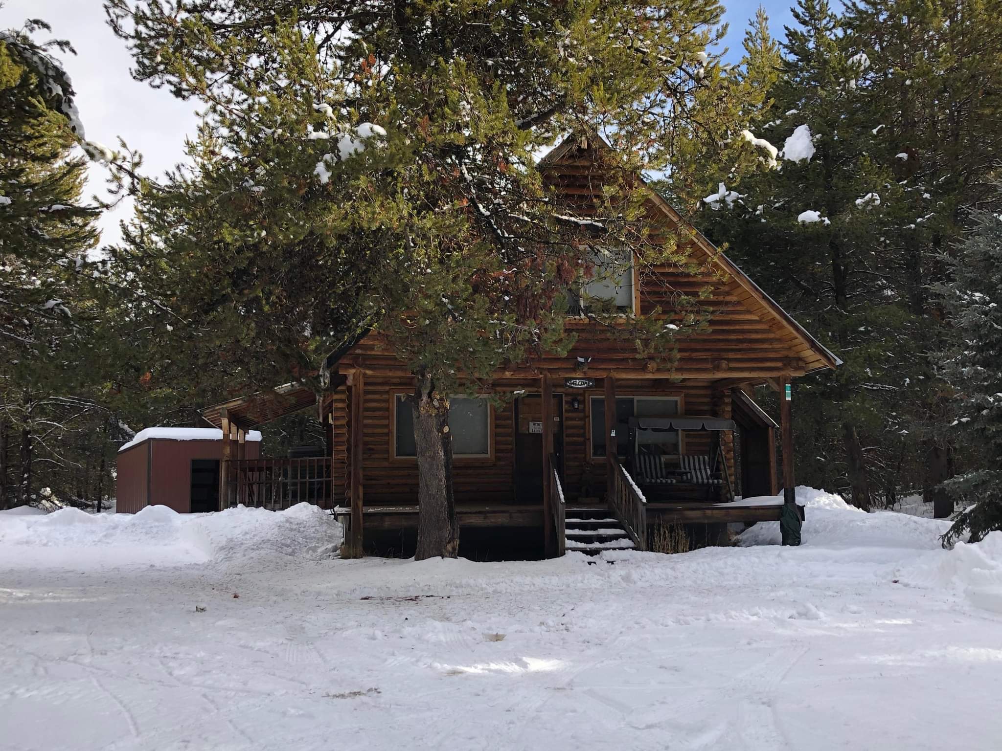 Rustic 3 bedroom log cabin with indoor fireplace.